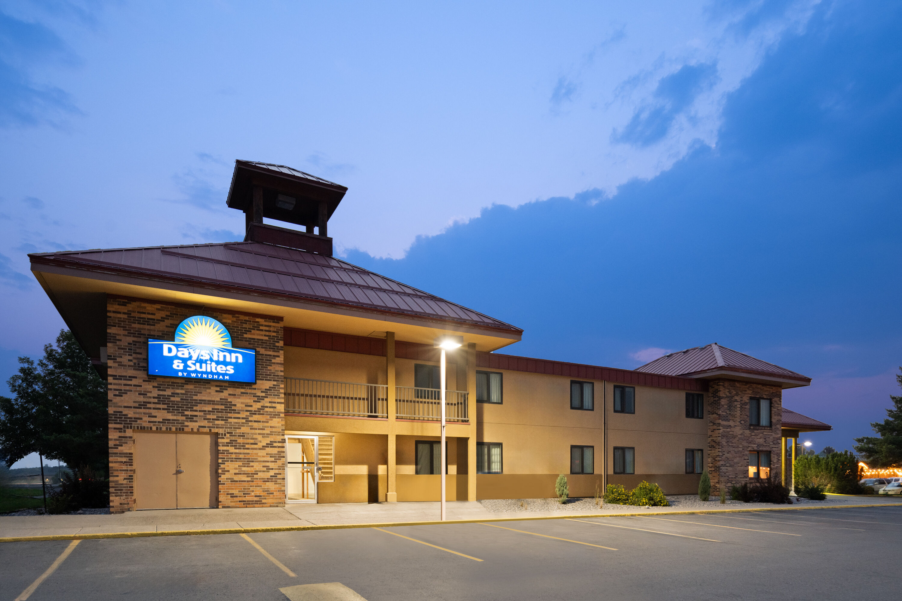 Exterior Dusk Image of Days Inn & Suites by Wyndham Bozeman hotel in Bozeman, Montana
