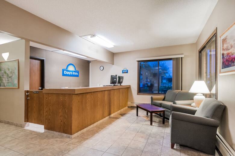 Days Inn Glendive hotel lobby in Glendive, Montana
