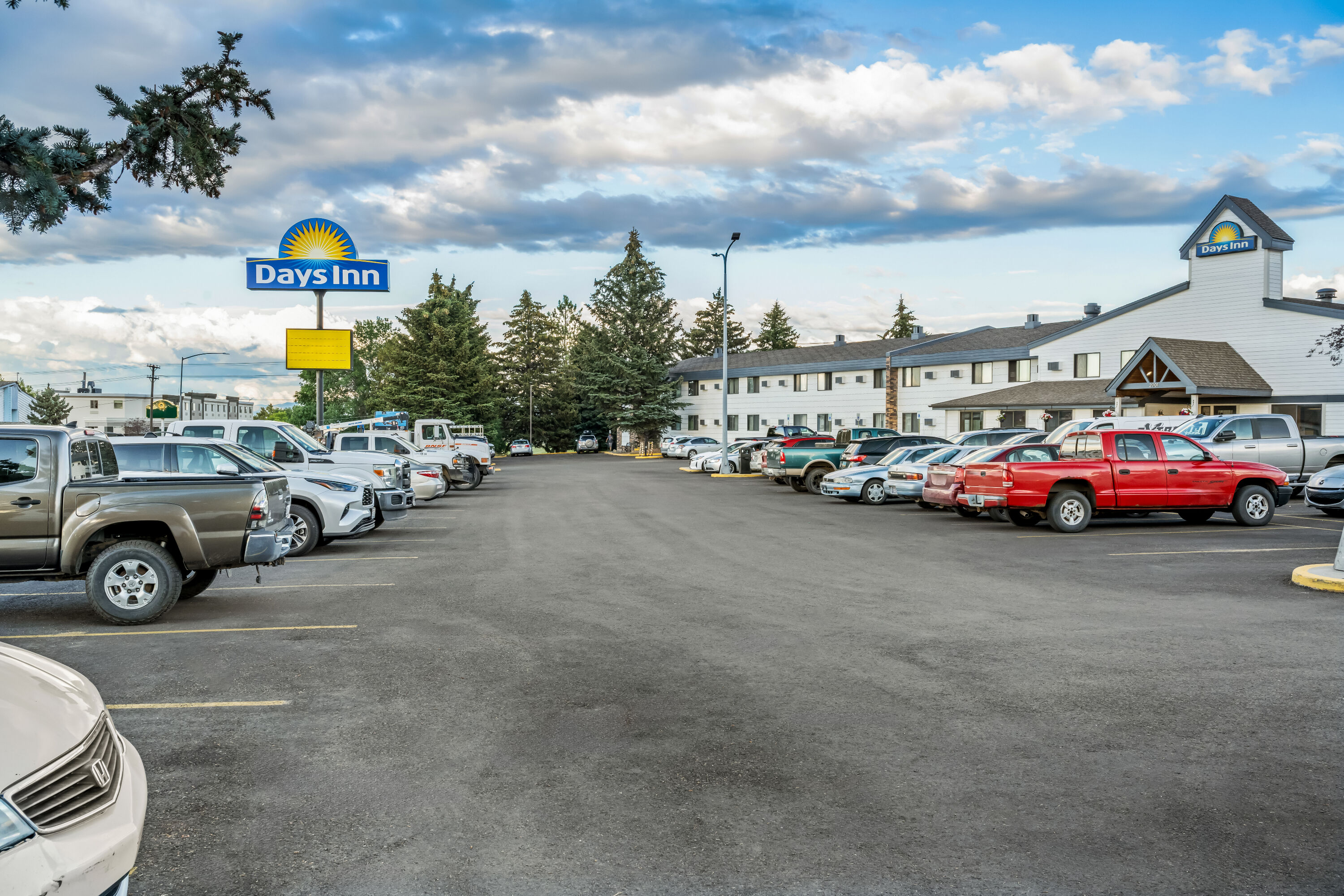 Exterior Day Image of Days Inn by Wyndham Helena hotel in Helena, Montana