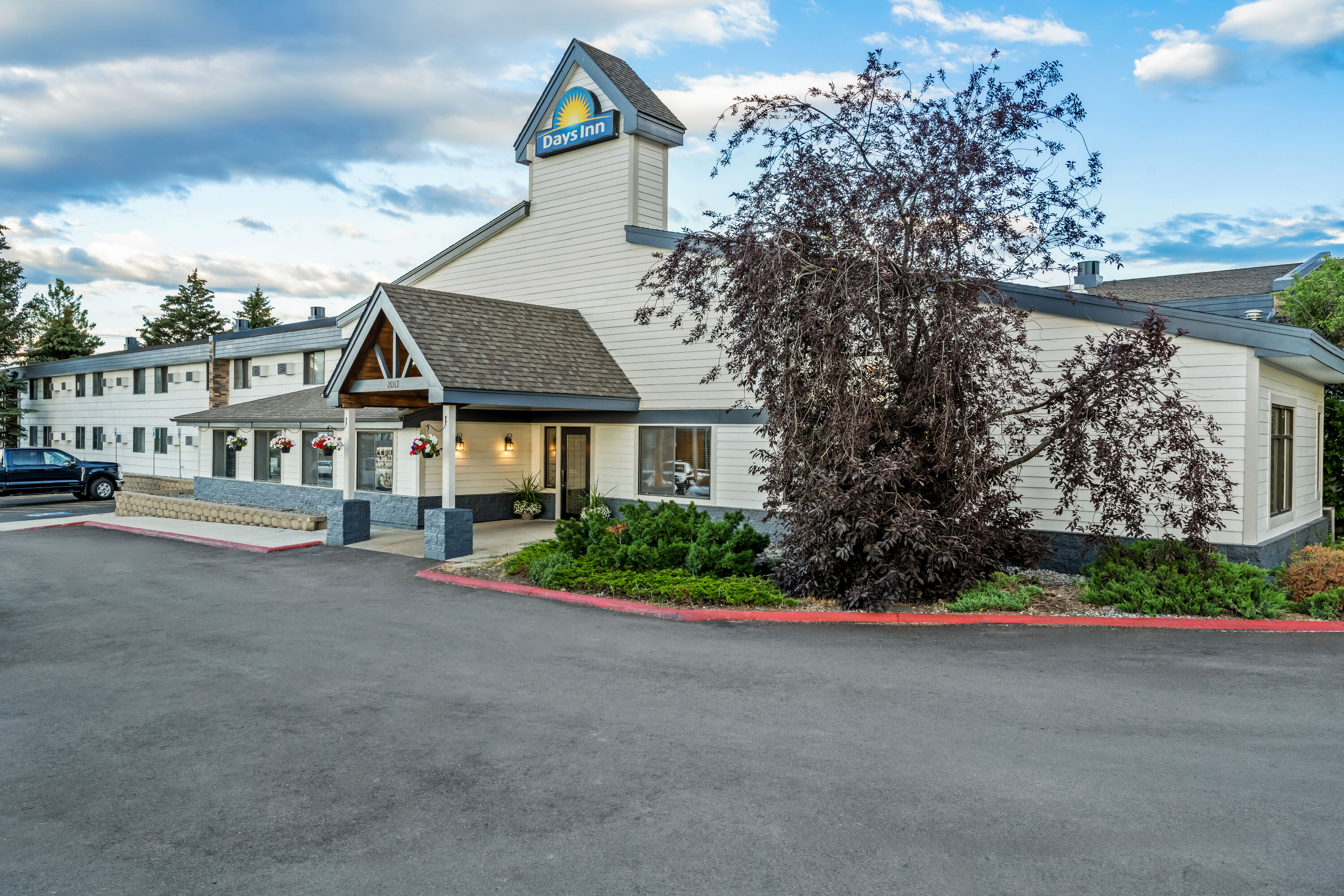 Exterior Day Image of Days Inn by Wyndham Helena hotel in Helena, Montana