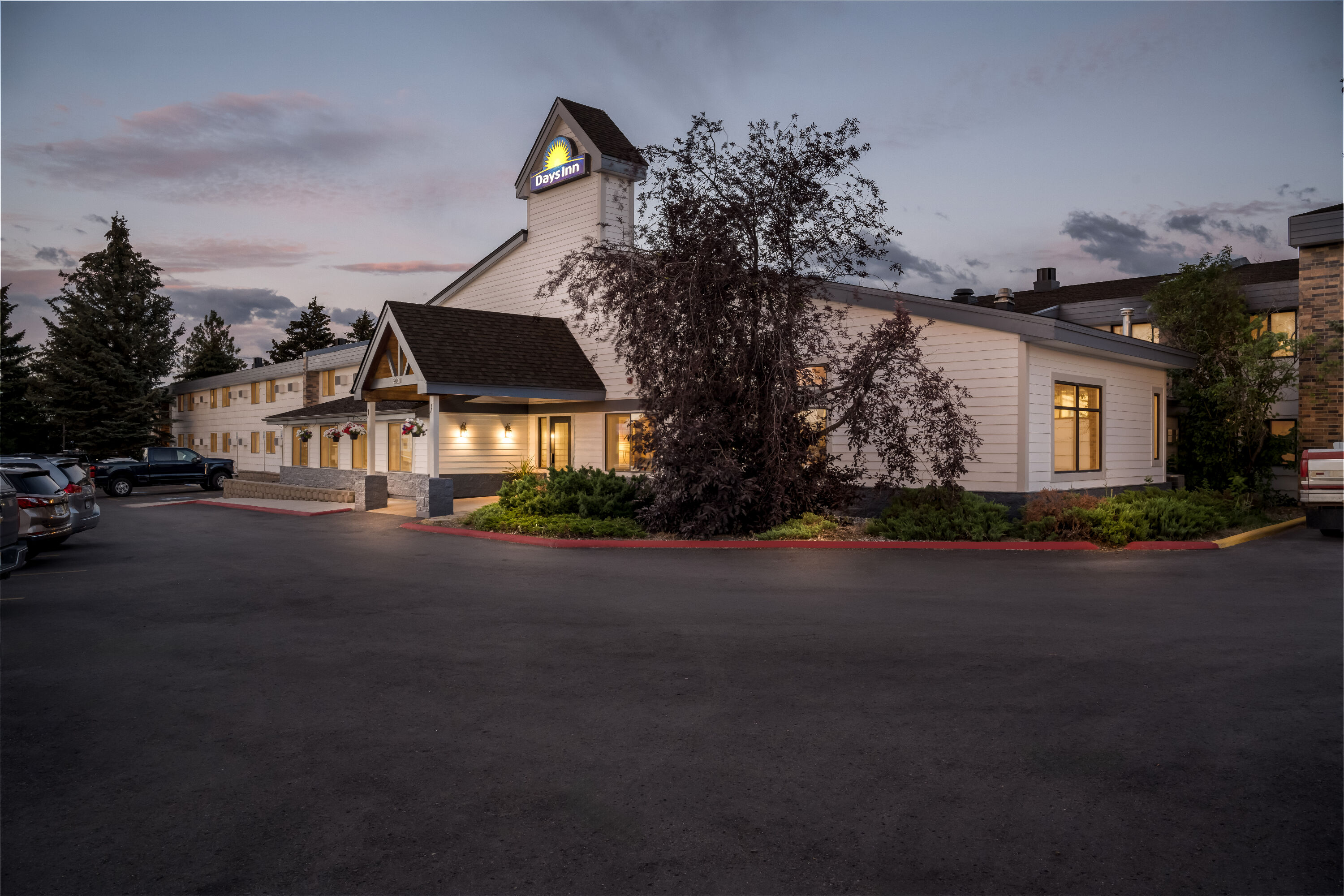Exterior Night Image of Days Inn by Wyndham Helena hotel in Helena, Montana