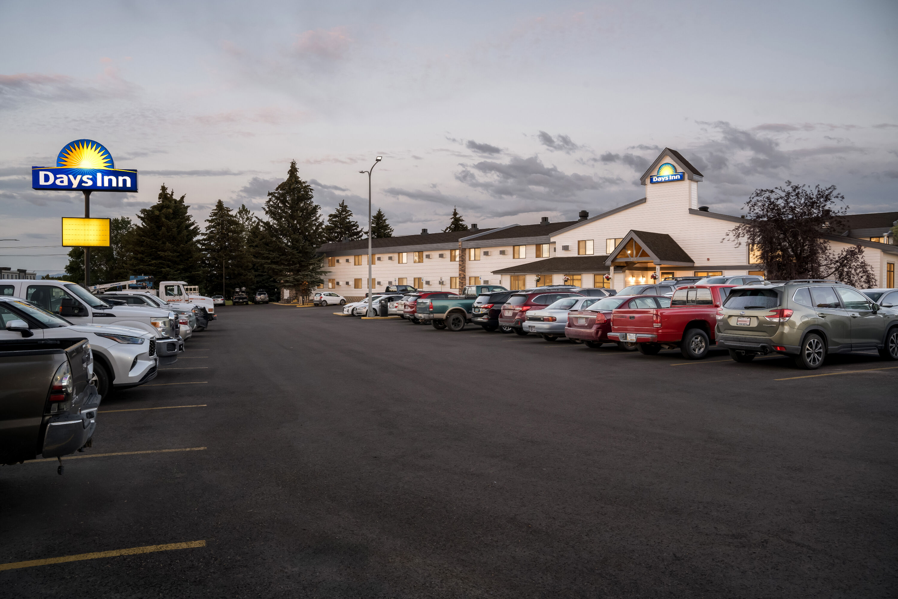 Exterior Night Image of Days Inn by Wyndham Helena hotel in Helena, Montana