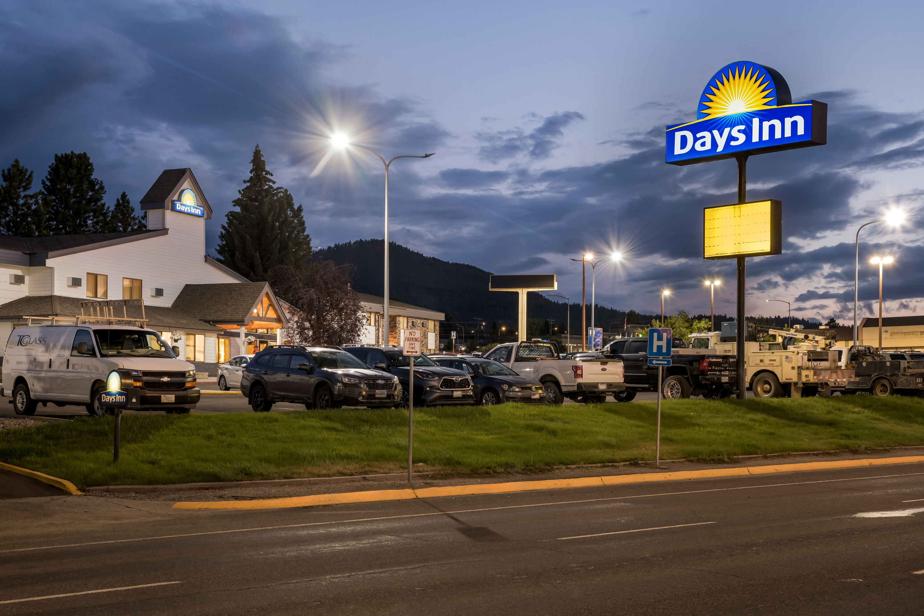 Exterior Night Image of Days Inn by Wyndham Helena hotel in Helena, Montana