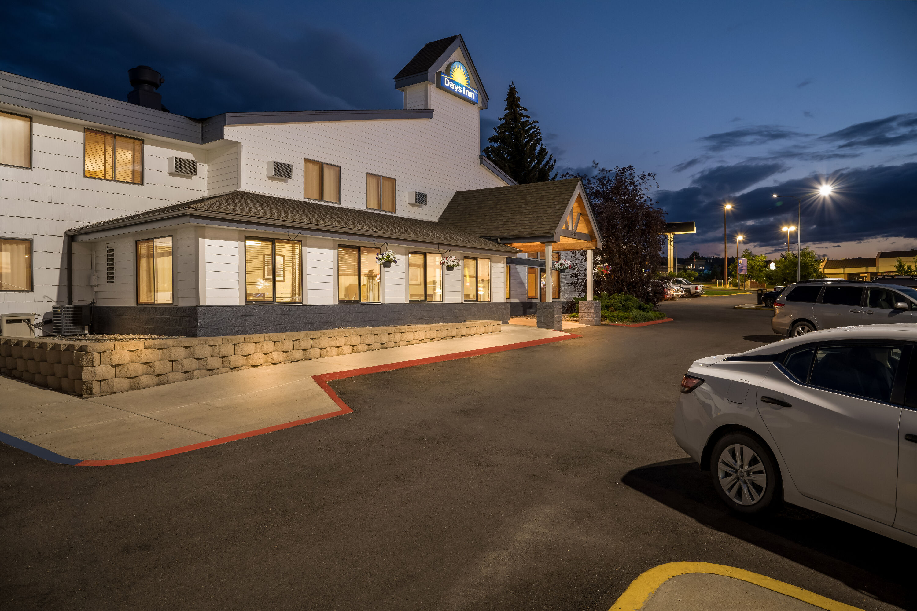 Exterior Night Image of Days Inn by Wyndham Helena hotel in Helena, Montana