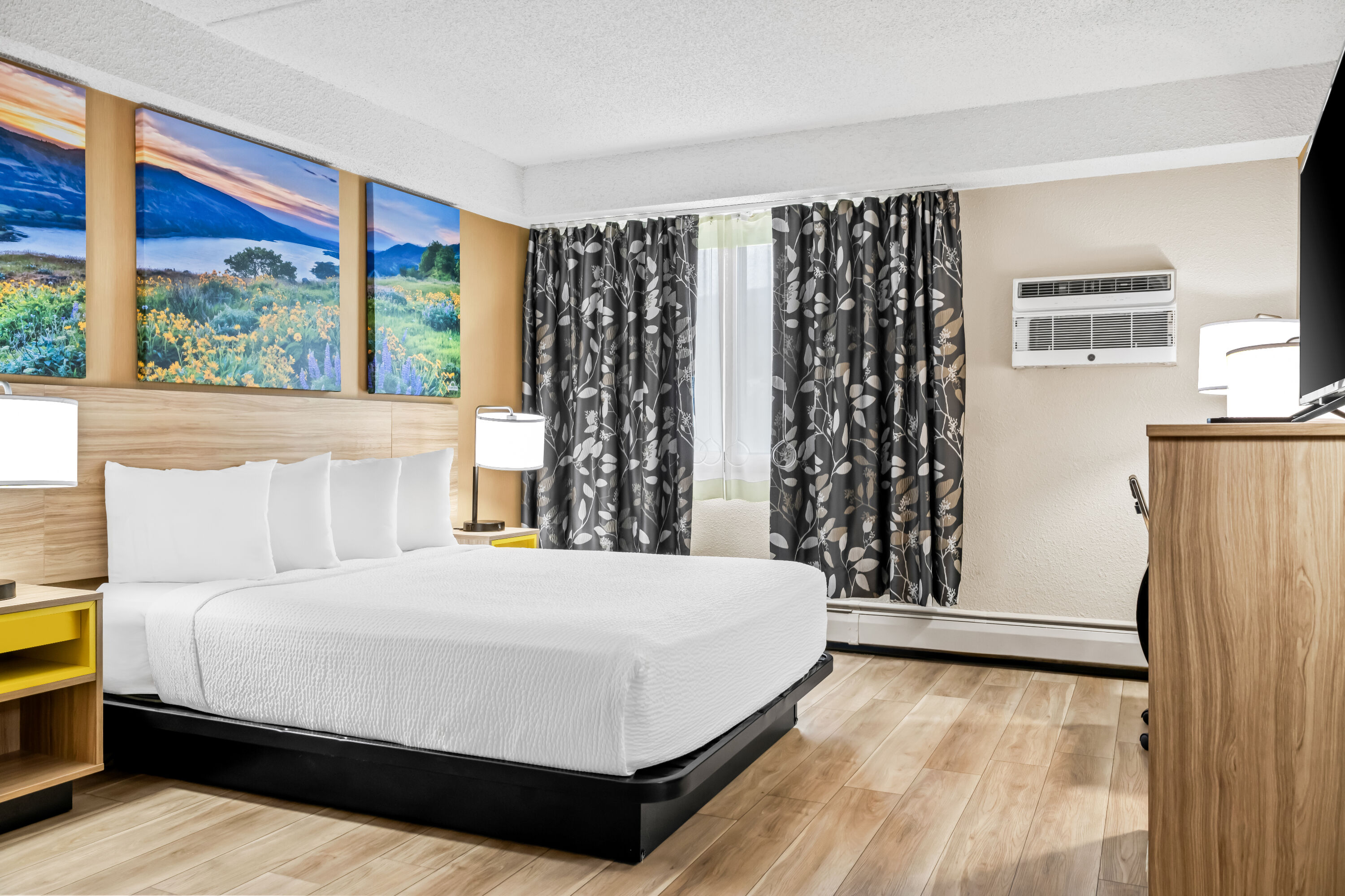 King bed guest room at the Days Inn by Wyndham Helena in Helena, Montana