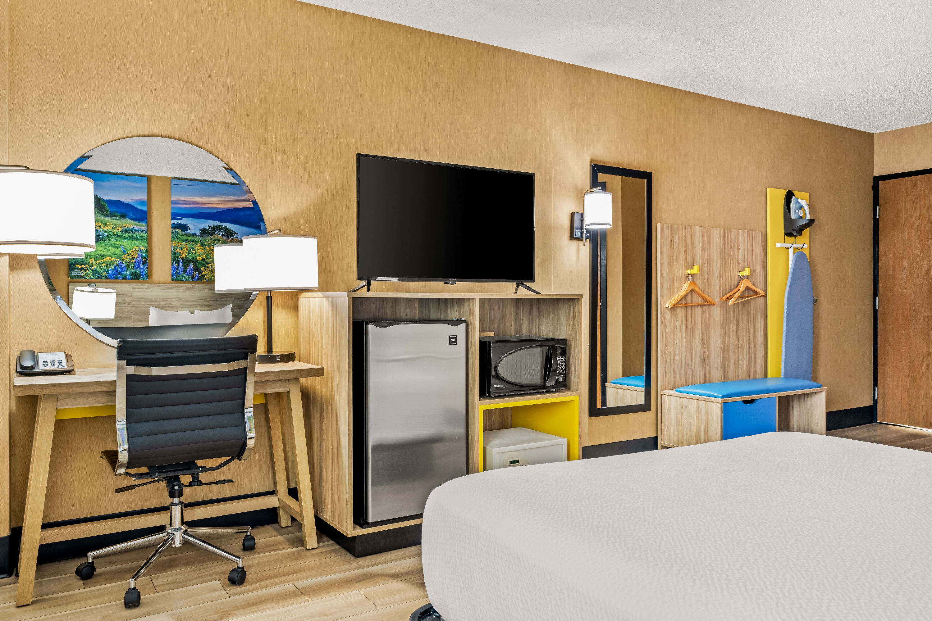 King bed guest room at the Days Inn by Wyndham Helena in Helena, Montana