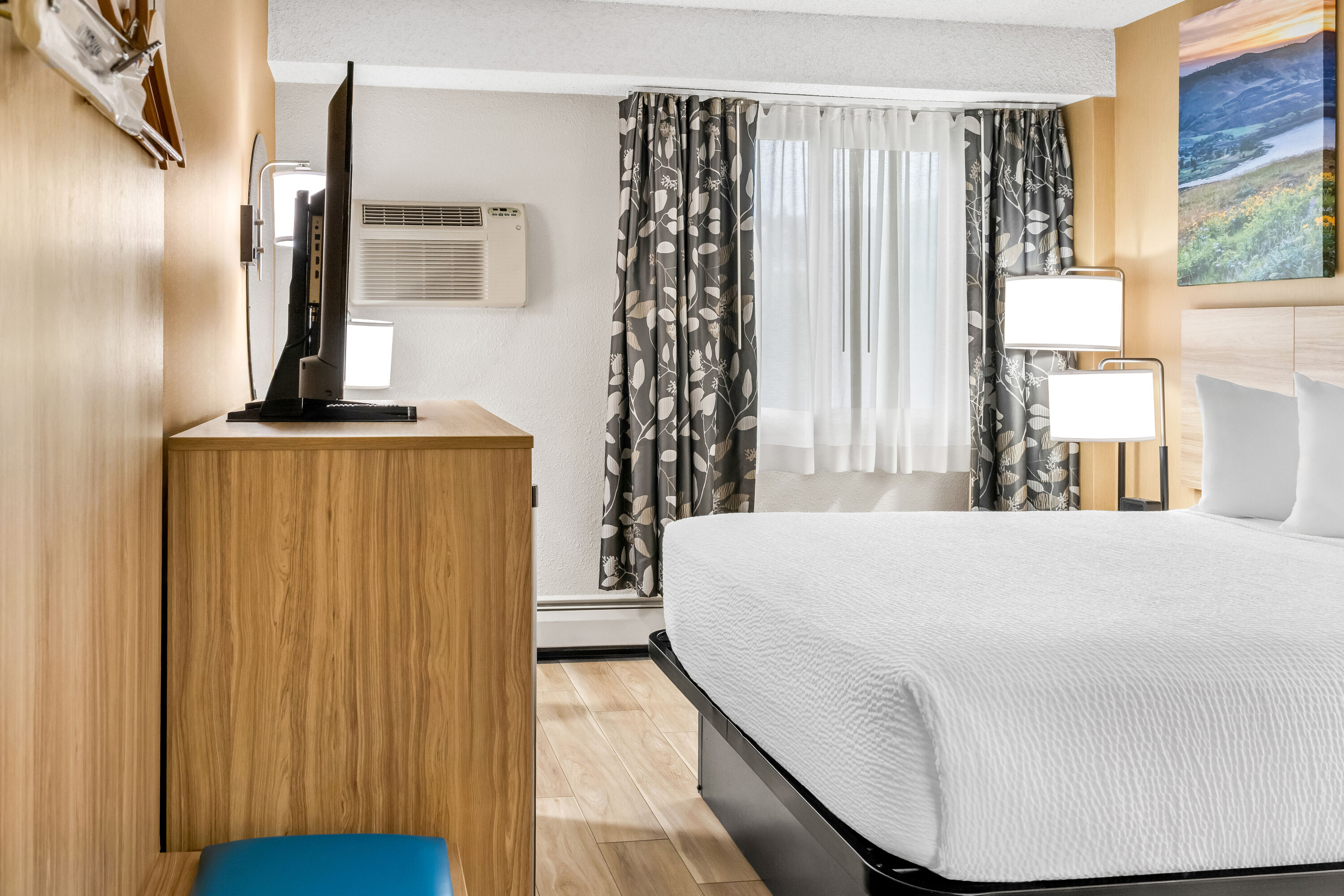 Queen bed guest room at the Days Inn by Wyndham Helena in Helena, Montana