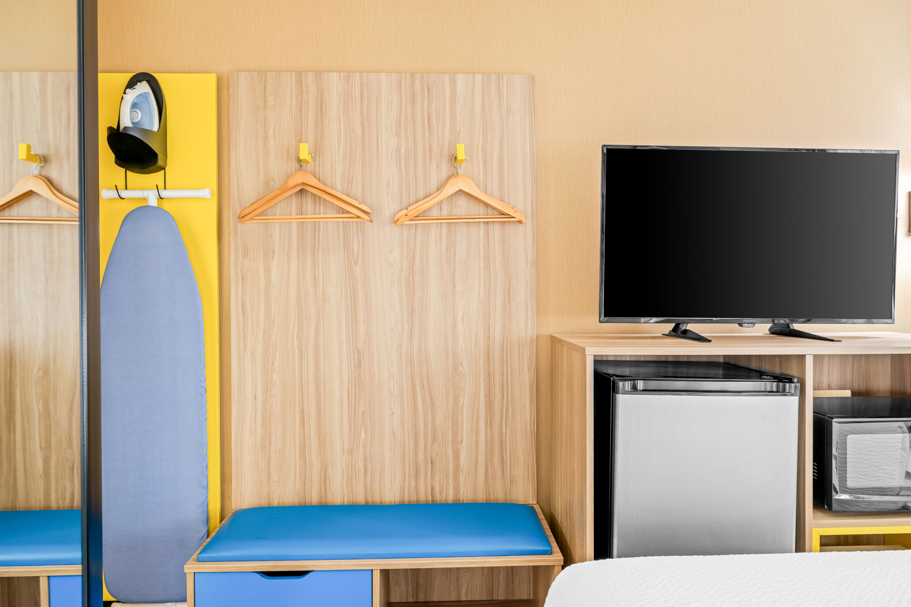 Queen bed guest room at the Days Inn by Wyndham Helena in Helena, Montana