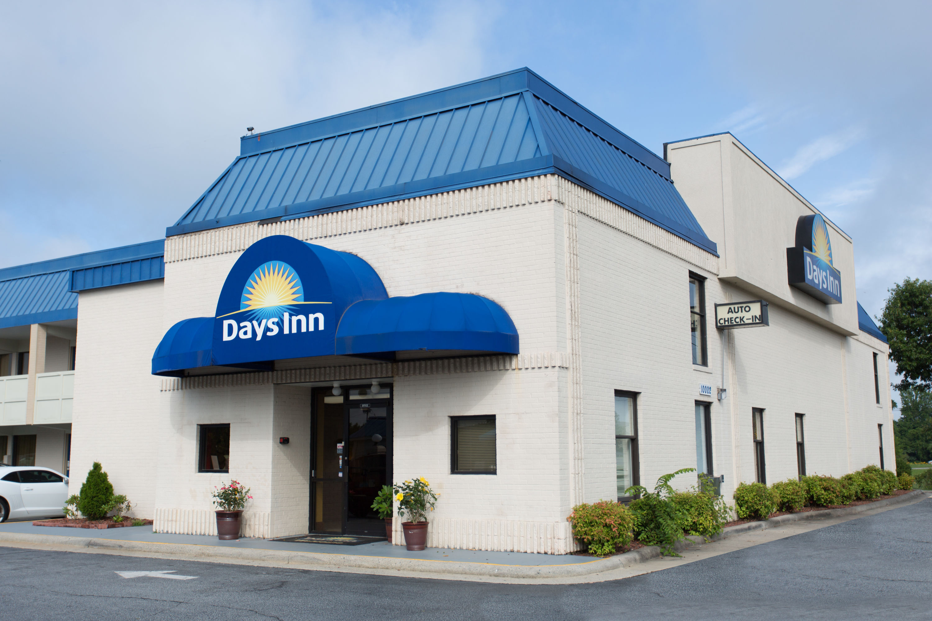 Exterior Day Image of Days Inn by Wyndham High Point/Archdale hotel in Archdale, North Carolina