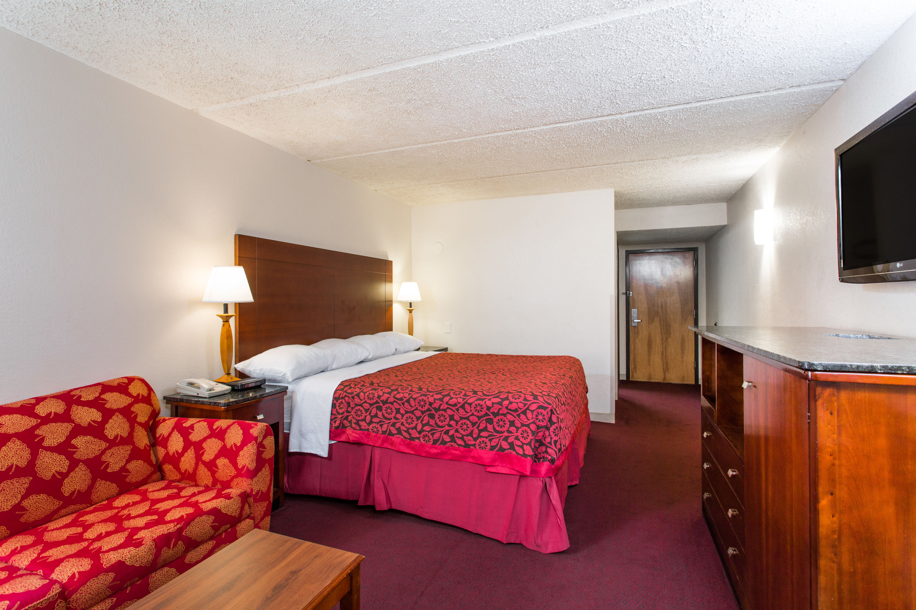 Days Inn by Wyndham High Point/Archdale hot tub suite in Archdale, North Carolina