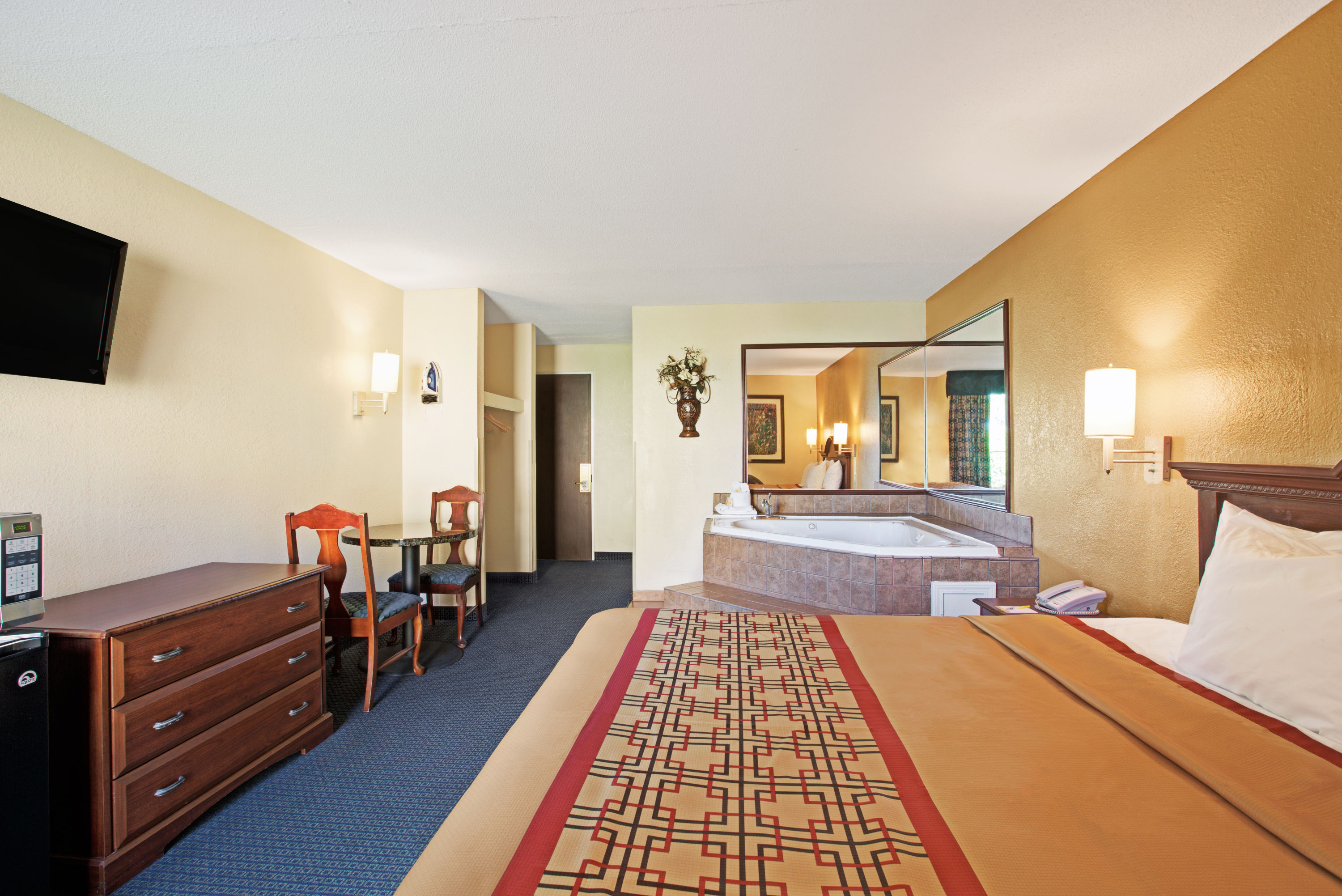 Days Inn by Wyndham Charlotte/Woodlawn Near Carowinds suite in Charlotte, North Carolina