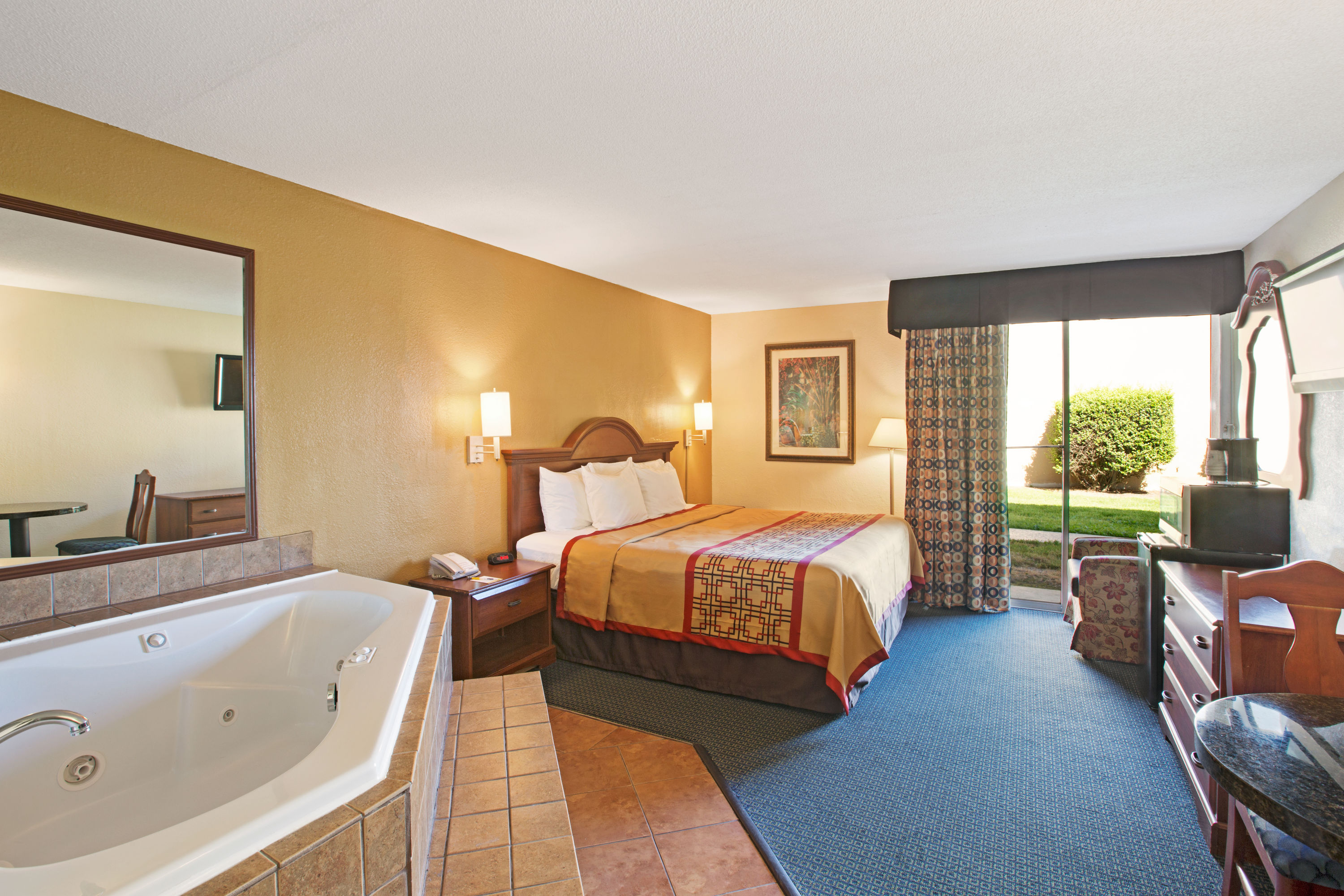 Days Inn by Wyndham Charlotte/Woodlawn Near Carowinds suite in Charlotte, North Carolina