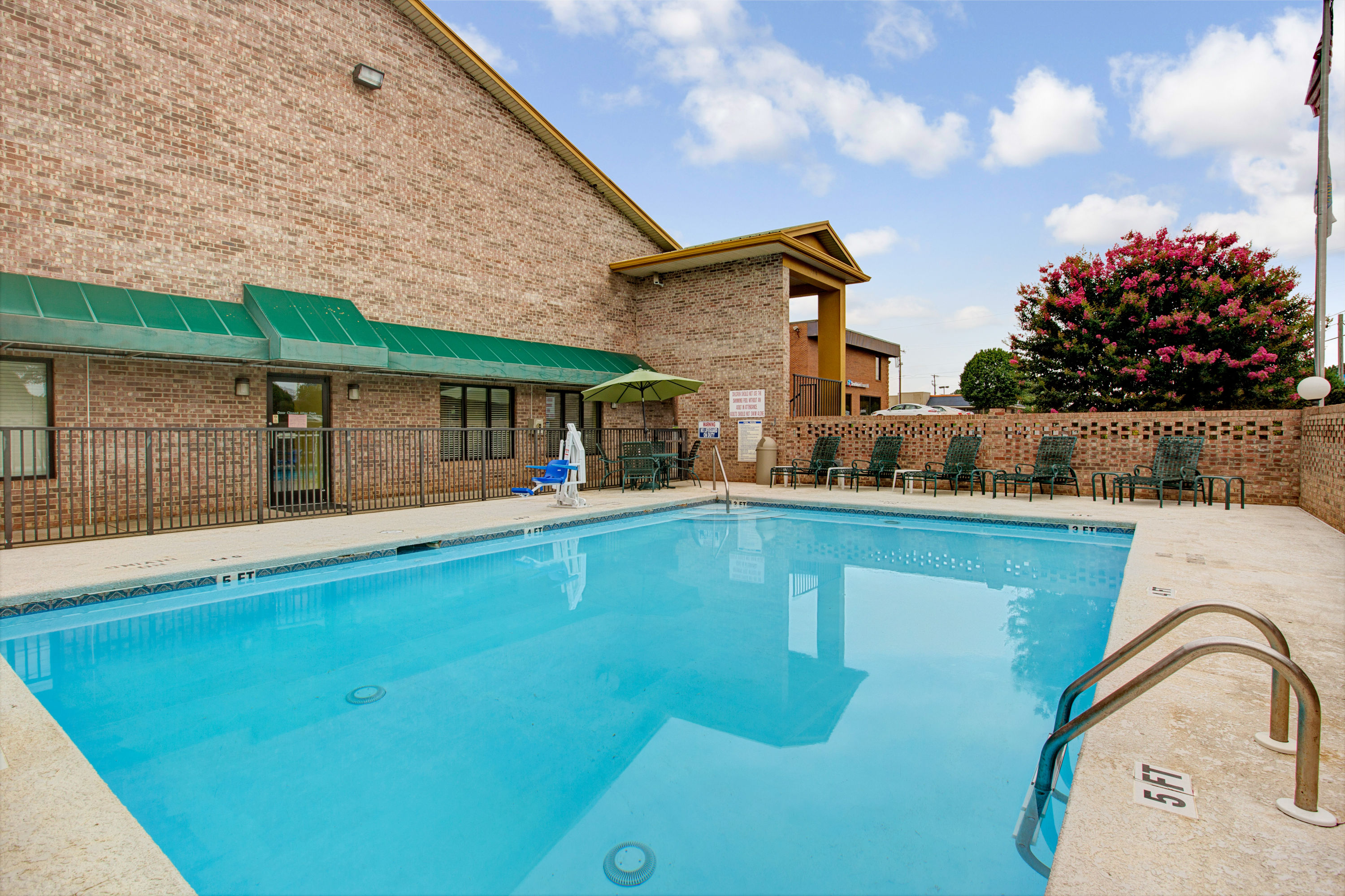 Days Inn Wyndham Conover-Hickory Conover  Hotels
