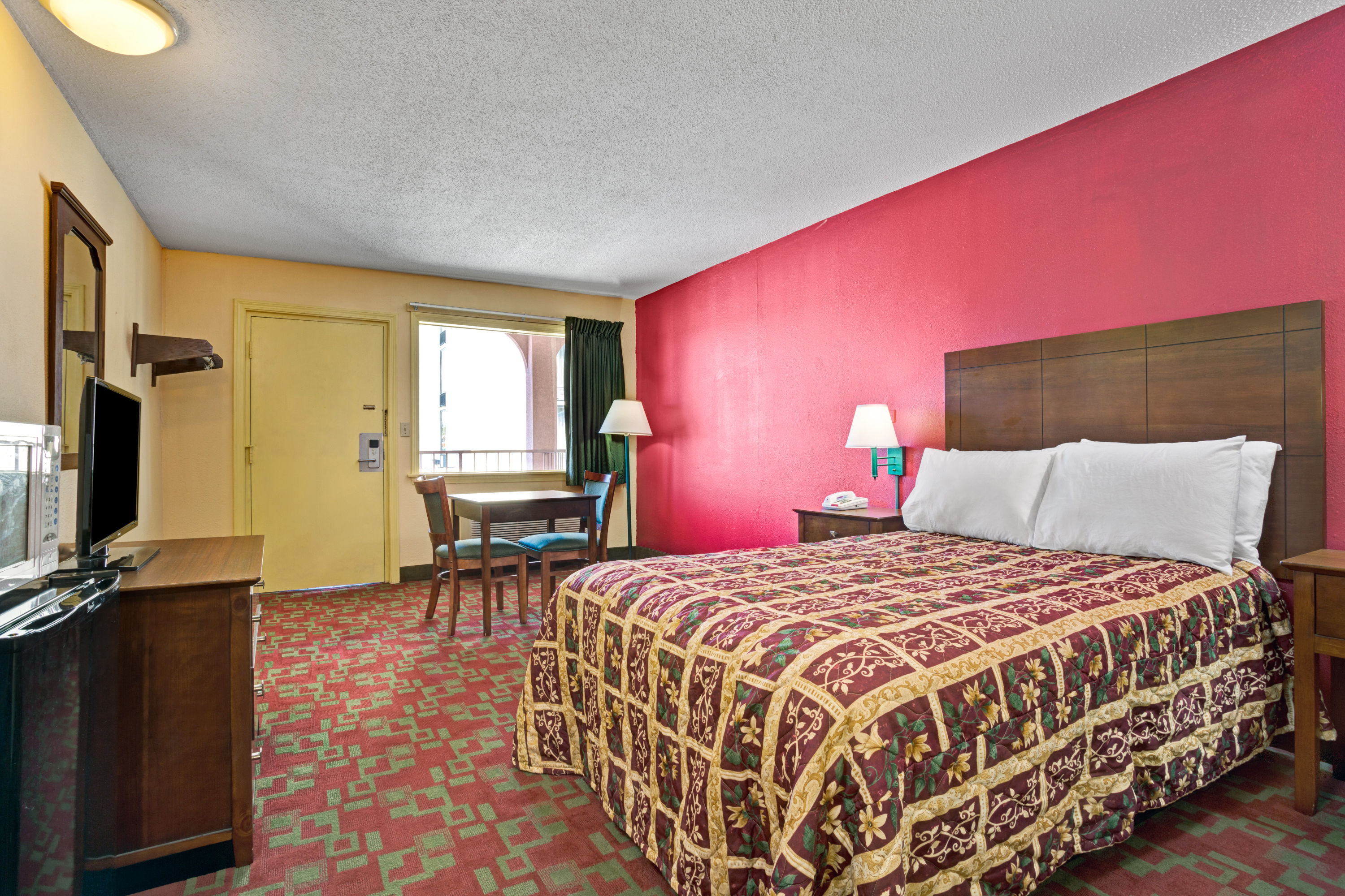 1 King Bed, Non-Smoking