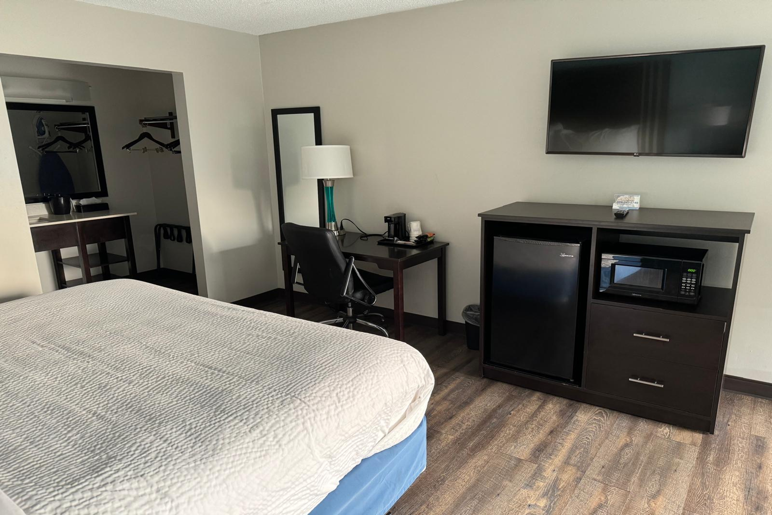 Guest room at the Days Inn by Wyndham Goldsboro in Goldsboro, North Carolina