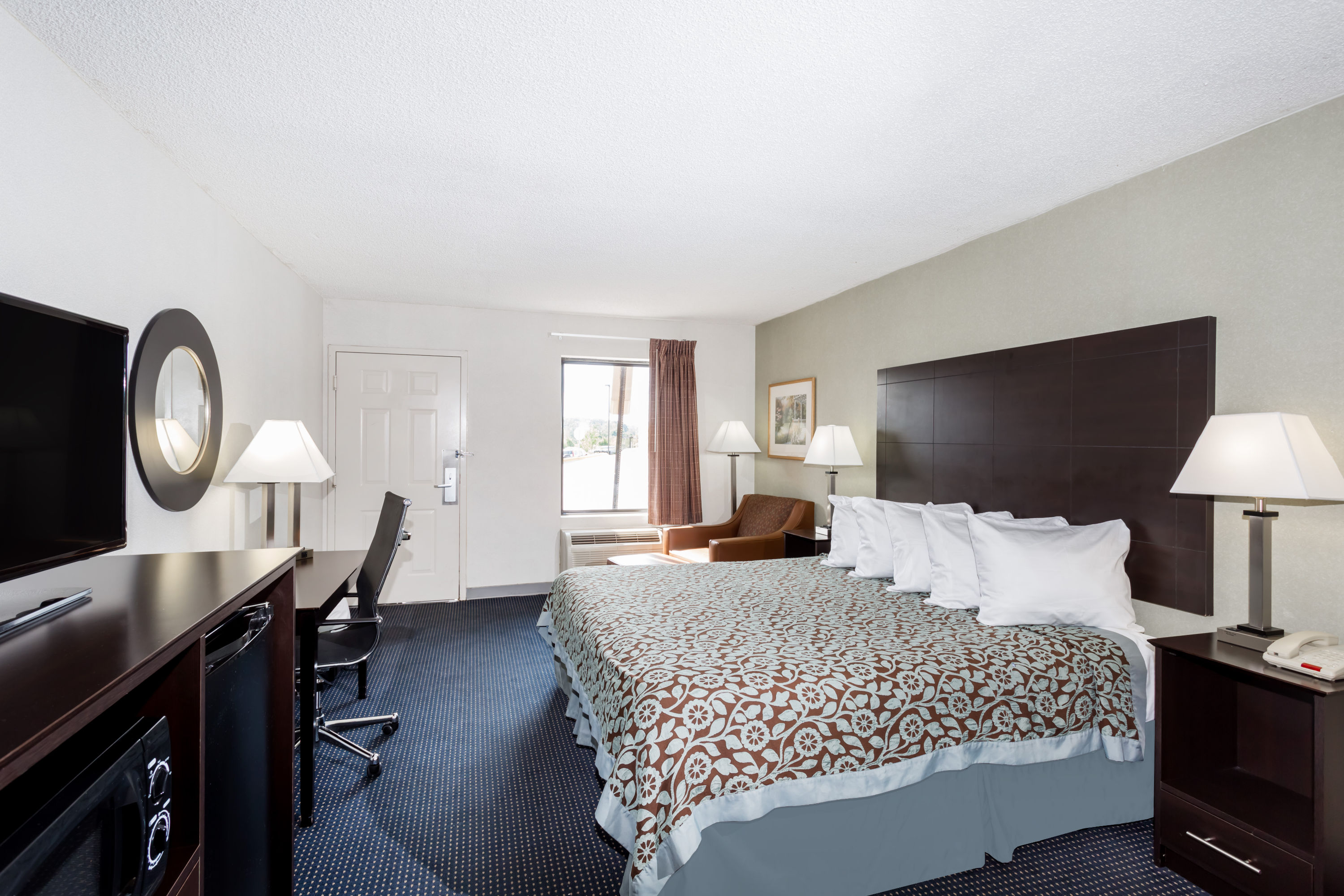 1 King Bed, Non-Smoking