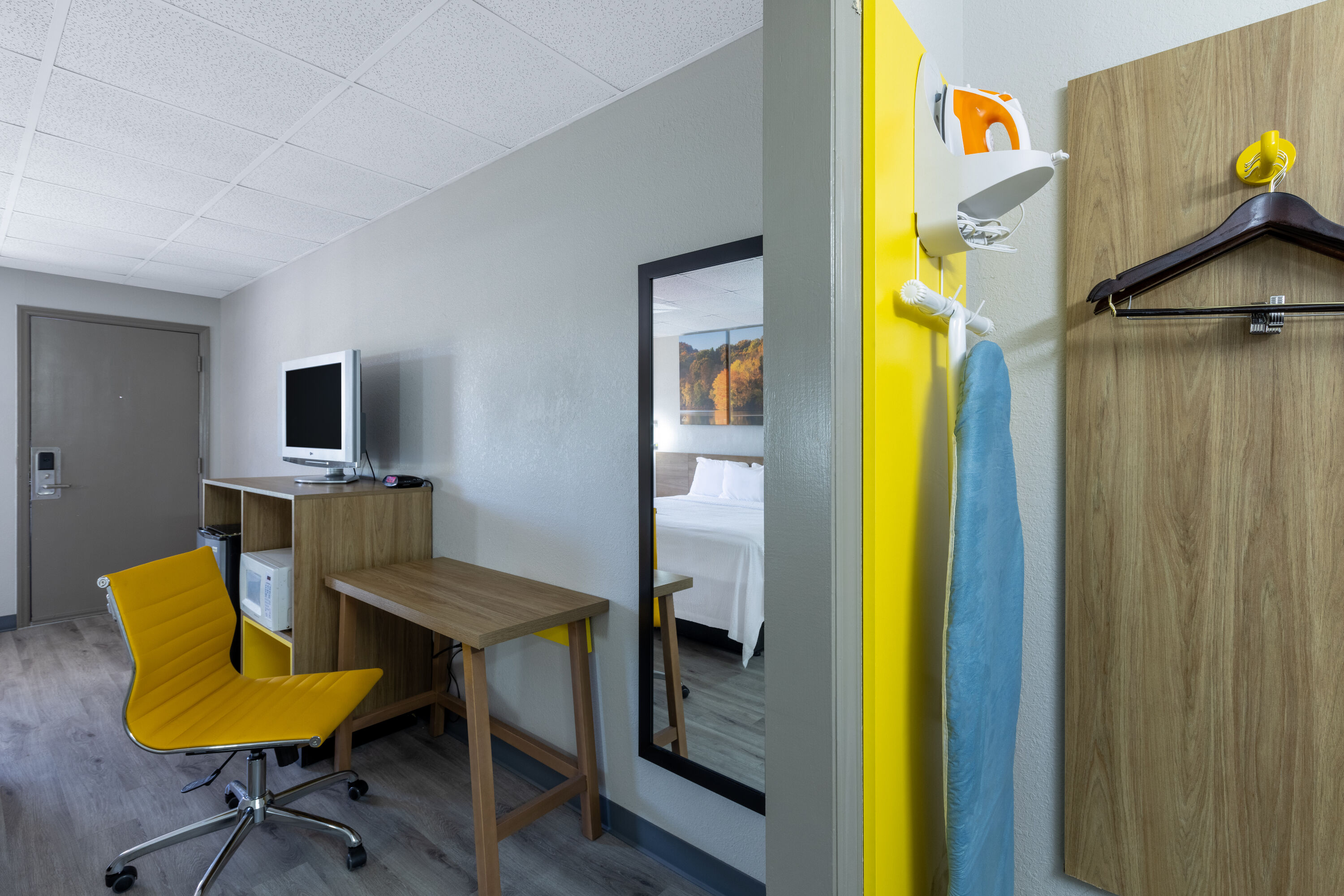 Guest room at the Days Inn by Wyndham Lincolnton in Lincolnton, North Carolina