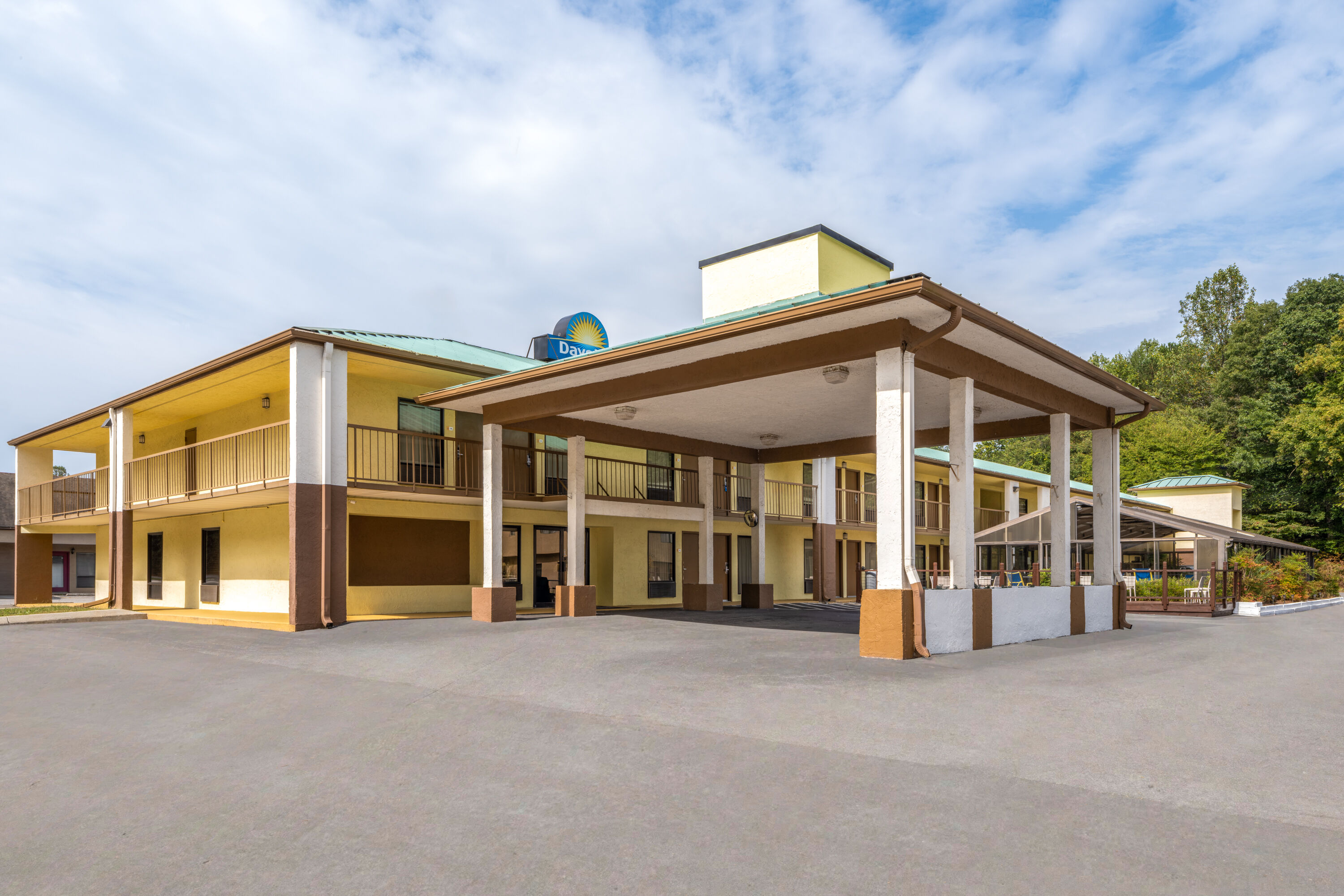 Exterior Day Image of Days Inn by Wyndham Murphy hotel in Murphy, North Carolina