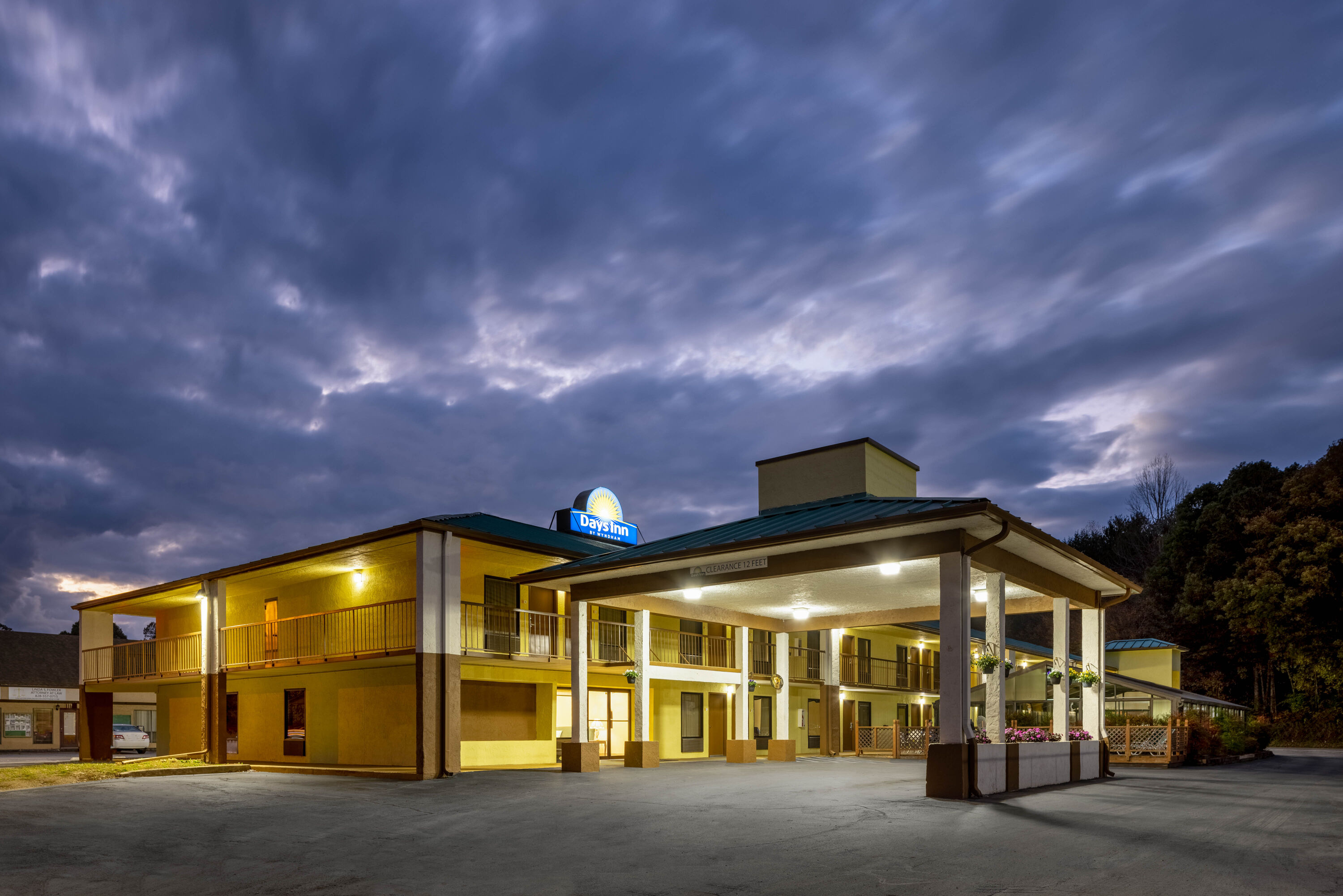 Exterior Dusk Image of Days Inn by Wyndham Murphy hotel in Murphy, North Carolina