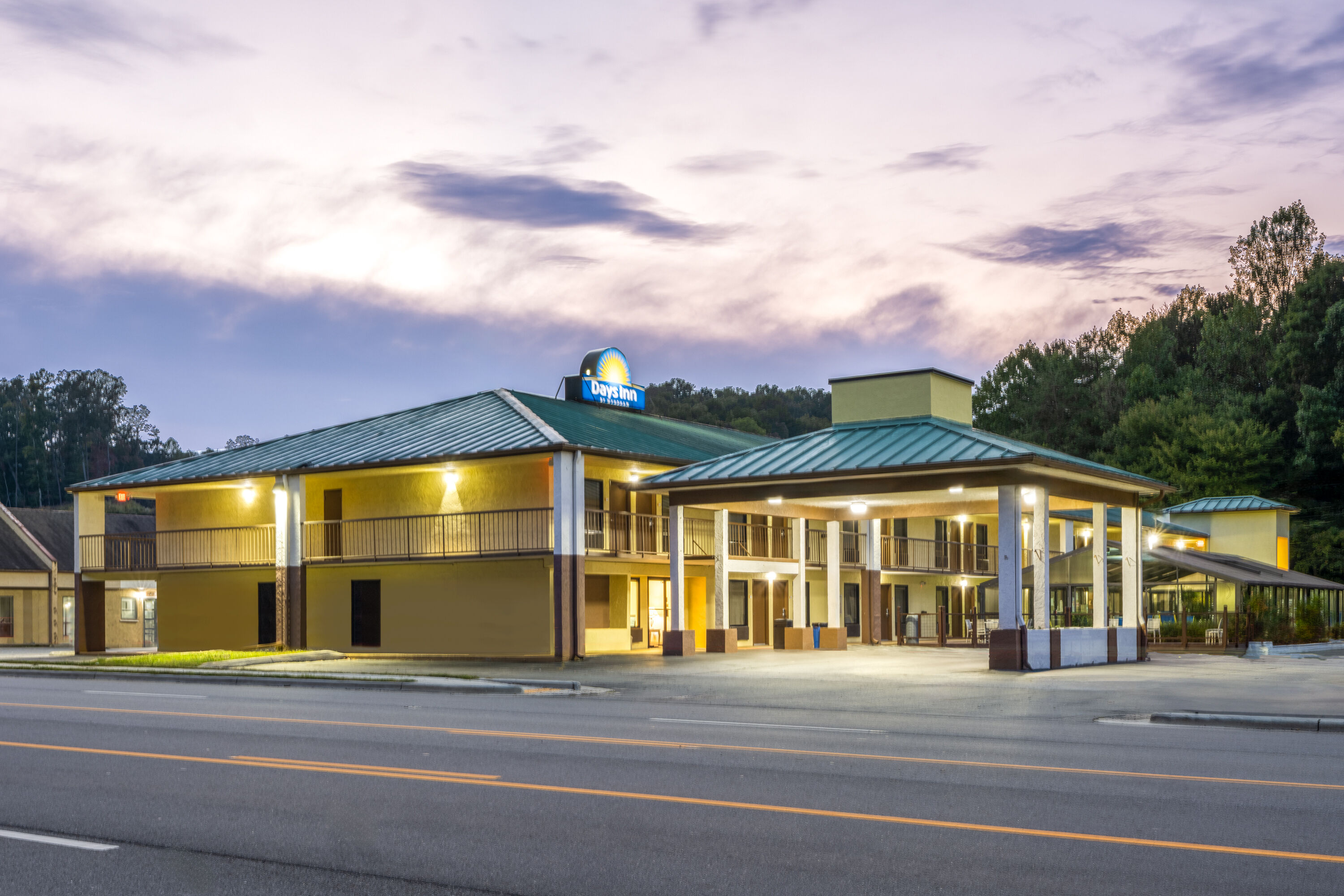 Exterior Dusk Image of Days Inn by Wyndham Murphy hotel in Murphy, North Carolina