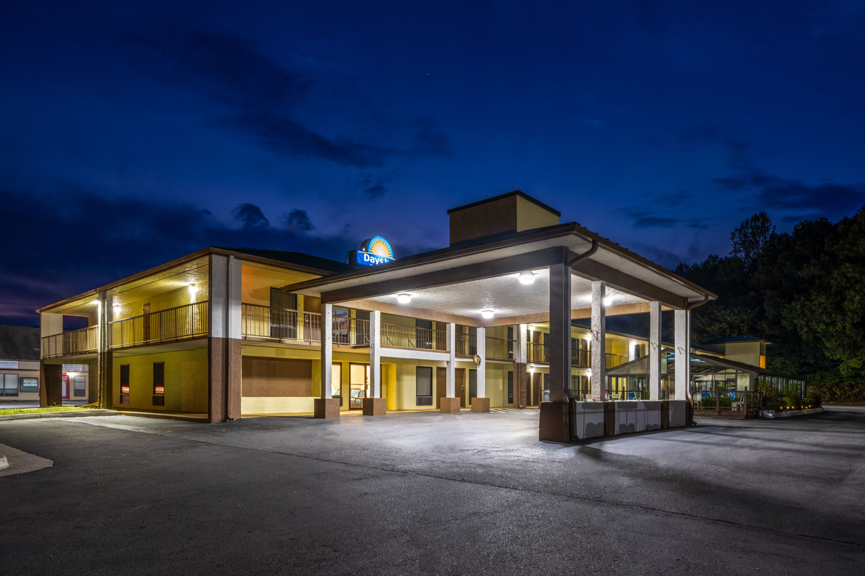 Exterior Dusk Image of Days Inn by Wyndham Murphy hotel in Murphy, North Carolina