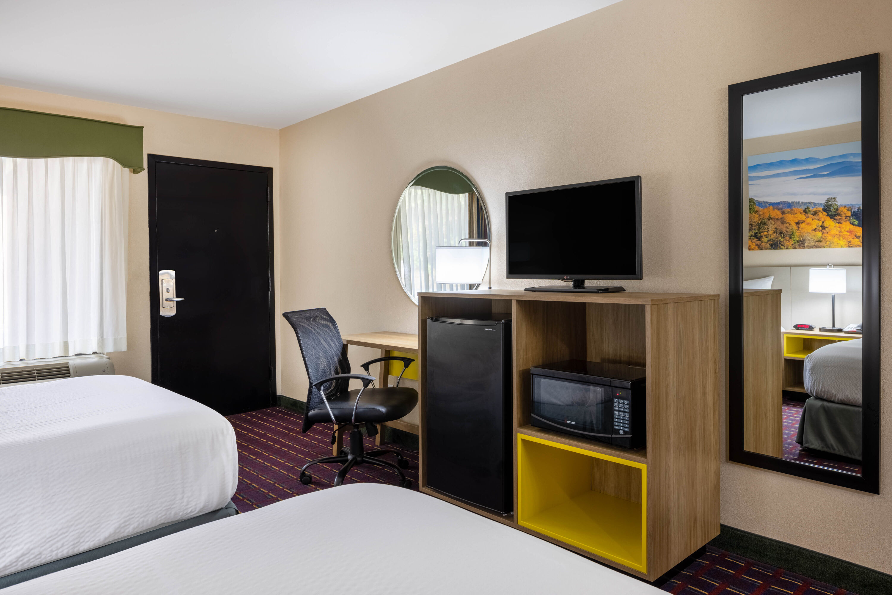Guest room at the Days Inn by Wyndham Murphy in Murphy, North Carolina