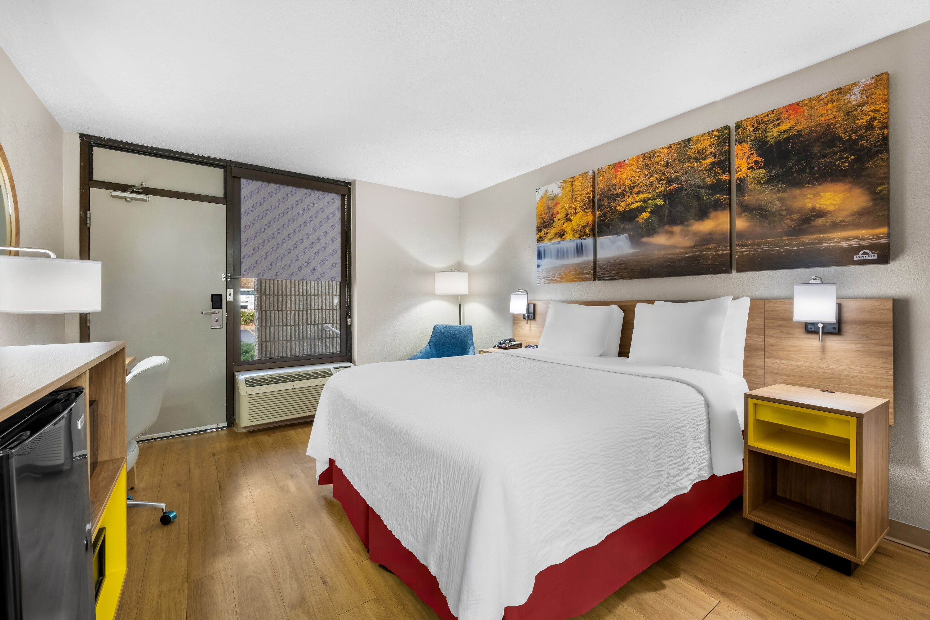 Queen bed guest room at the Days Inn by Wyndham Raleigh Midtown in Raleigh, North Carolina