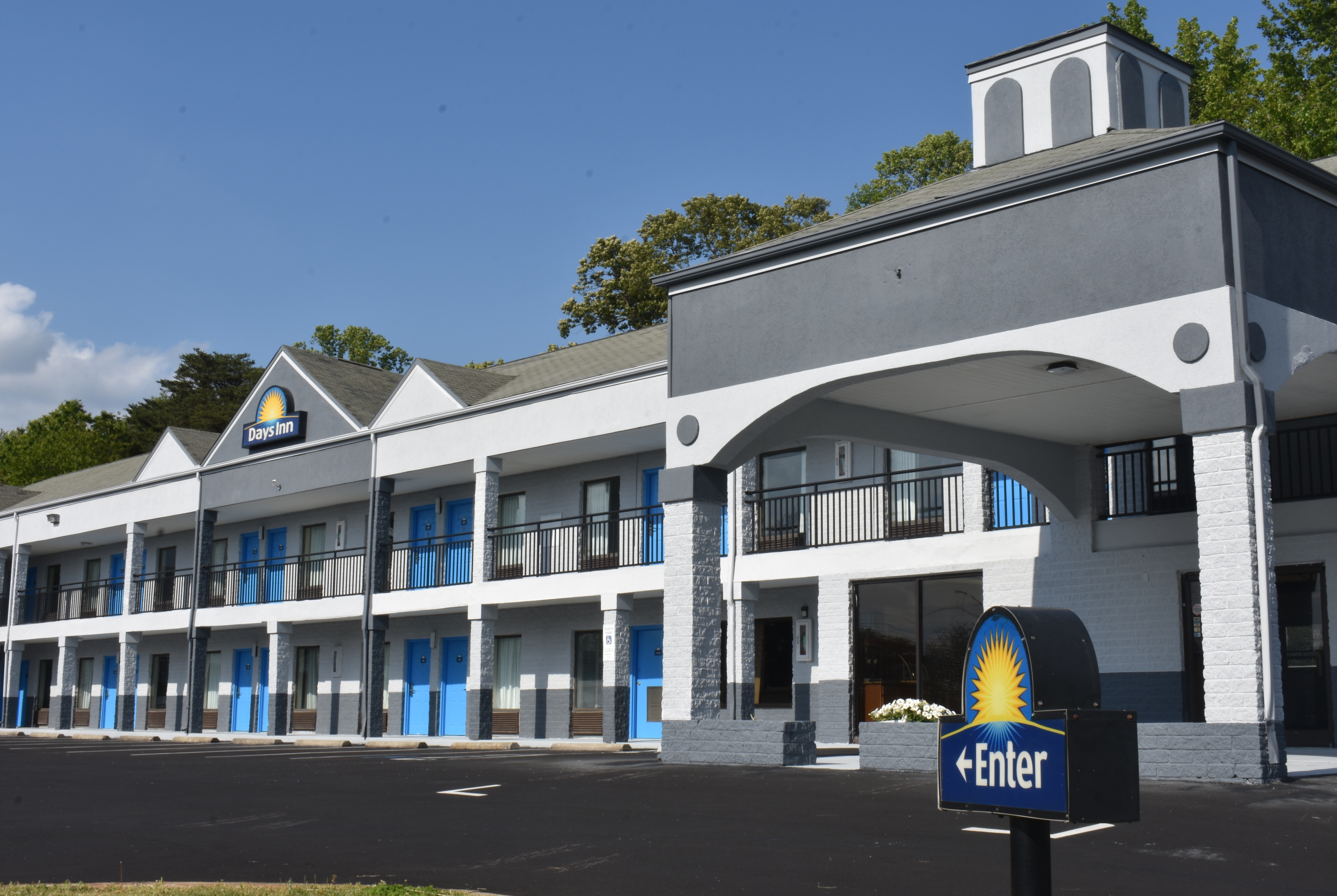Exterior of Days Inn by Wyndham Reidsville hotel in Reidsville, North Carolina