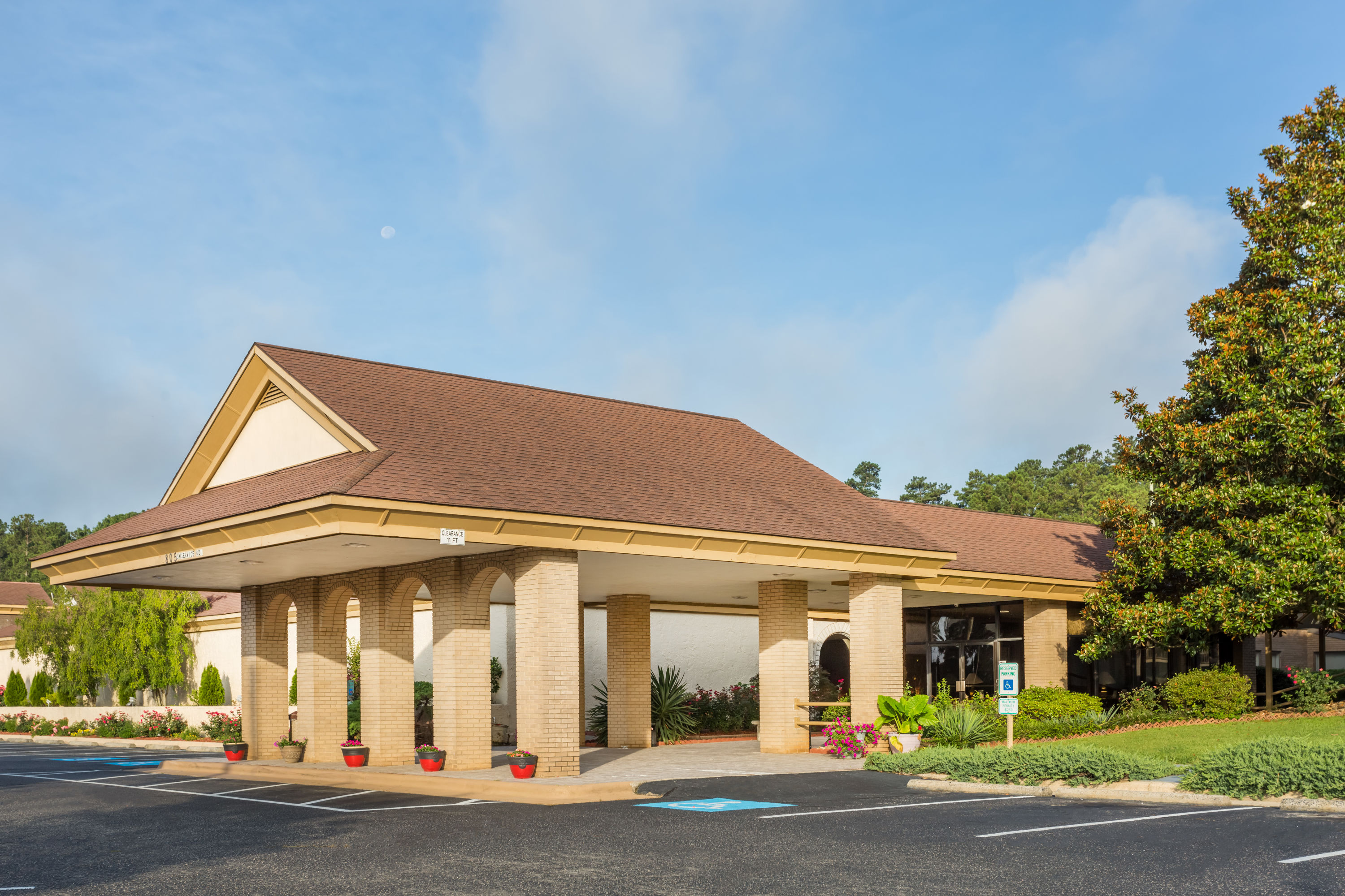 Exterior Day Image of Days Inn & Conf Center by Wyndham Southern Pines Pinehurst hotel in Southern Pines, North Carolina