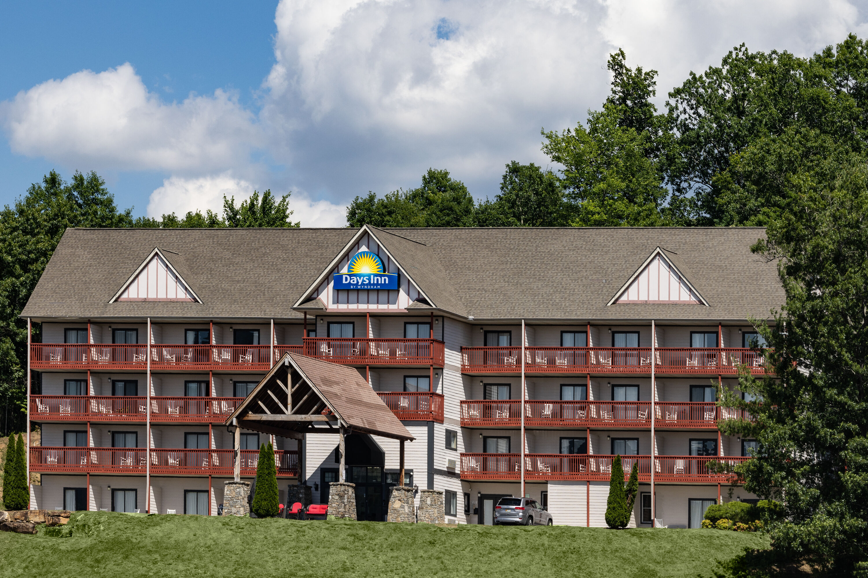 Exterior of Days Inn by Wyndham Waynesville NC hotel in Waynesville, North Carolina