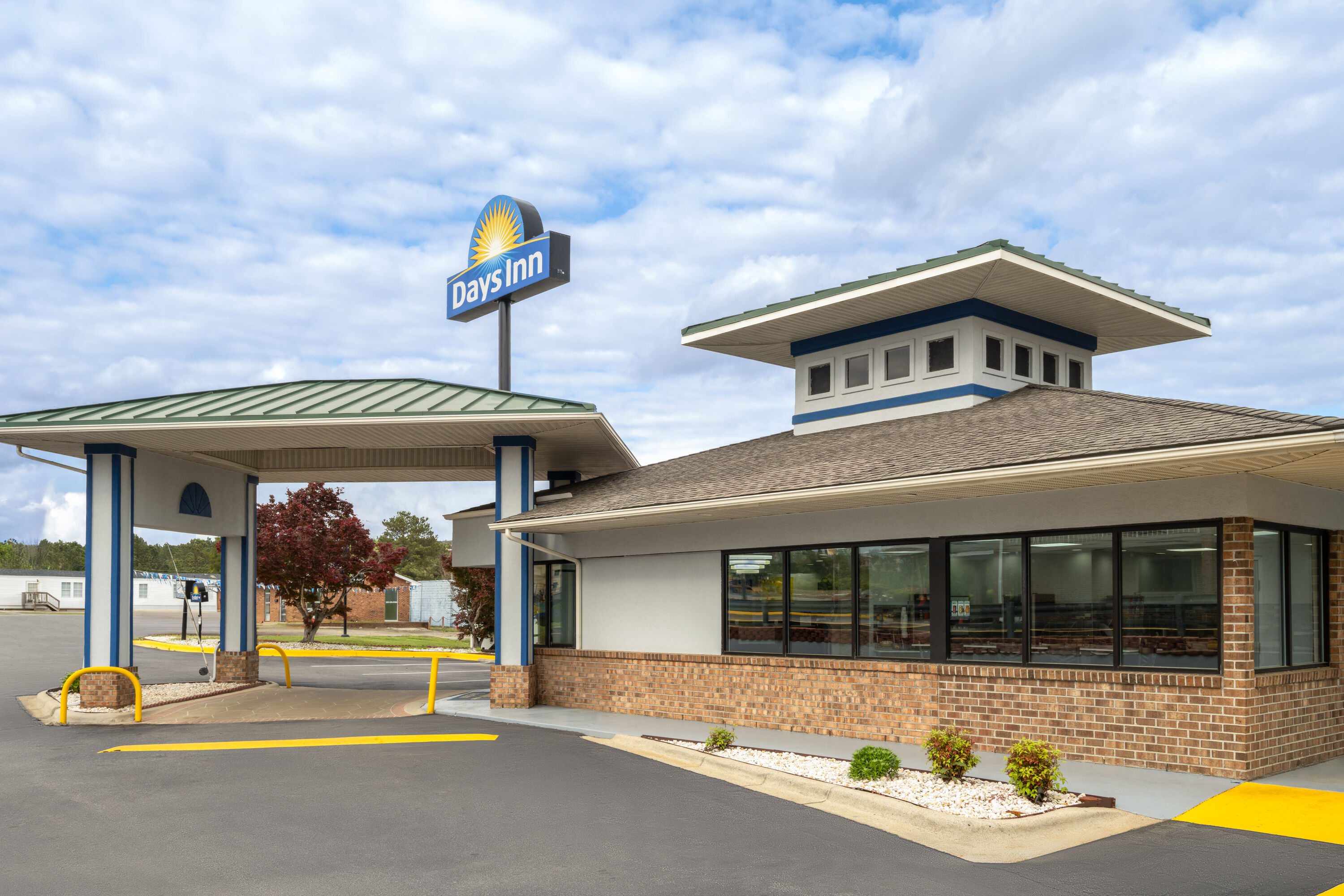Exterior Day Image of Days Inn by Wyndham Weldon Roanoke Rapids hotel in Weldon, North Carolina