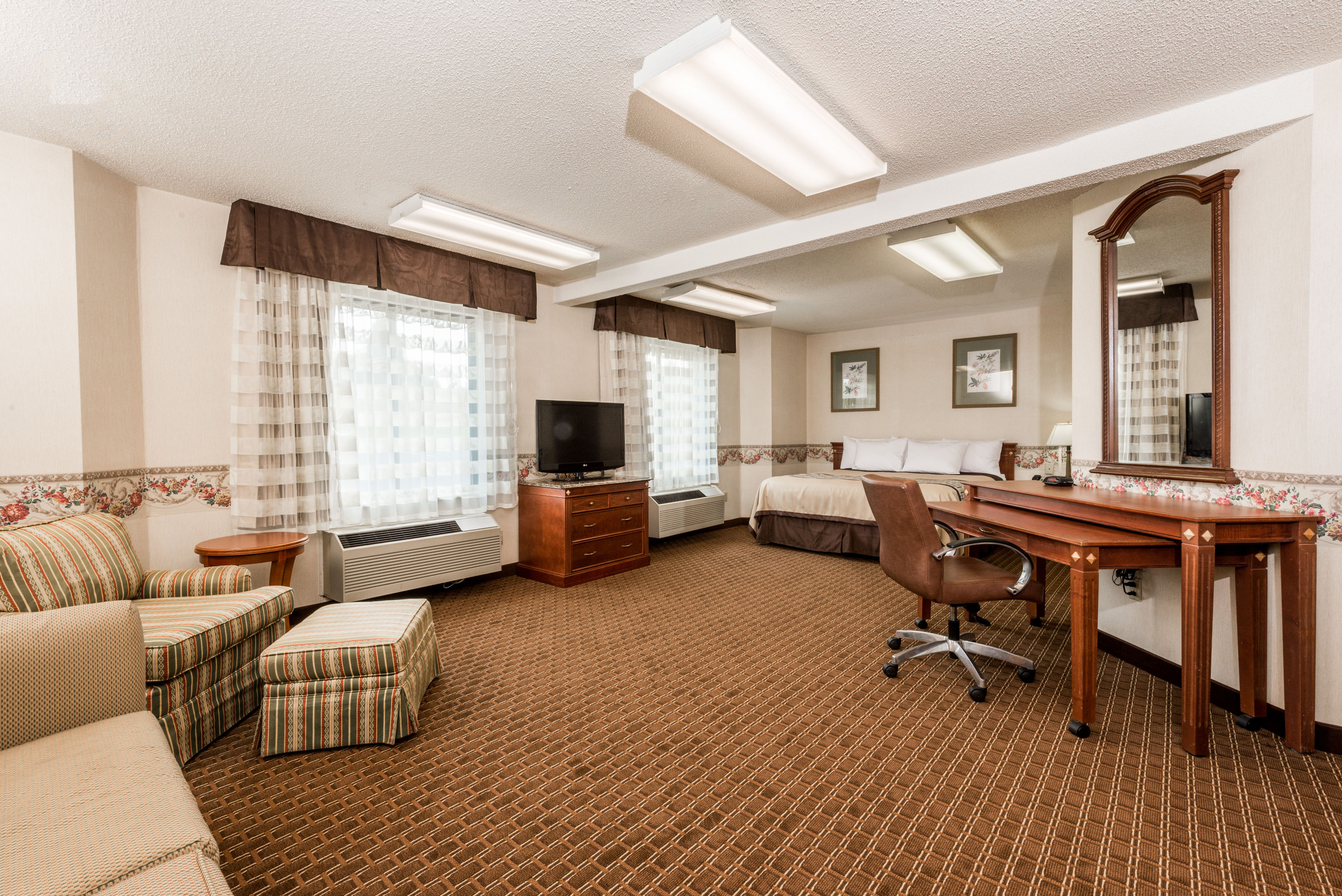 Days Inn by Wyndham Yadkinville suite in Yadkinville, North Carolina