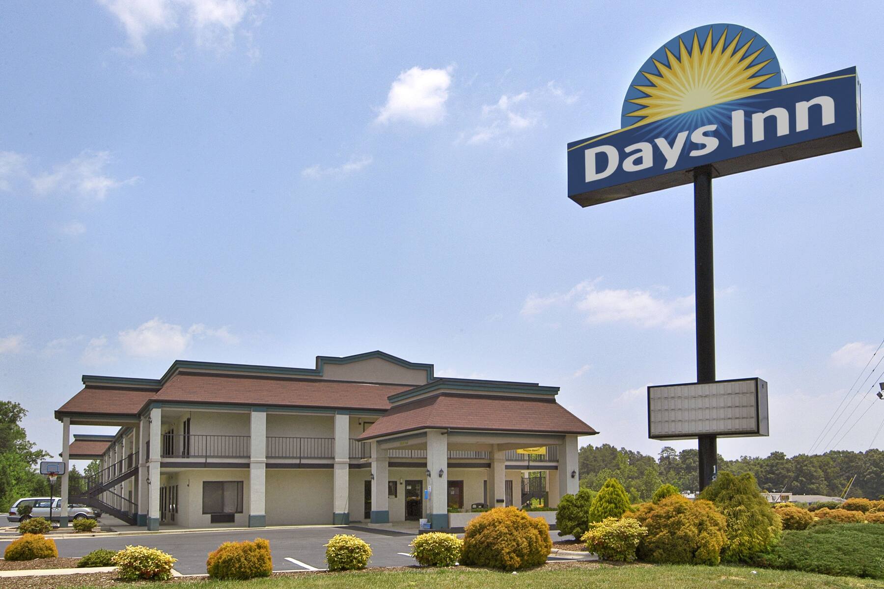 Exterior of Days Inn Yanceyville hotel in Yanceyville, North Carolina Exterior of Days Inn Yanceyville hotel in Yanceyville, North Carolina