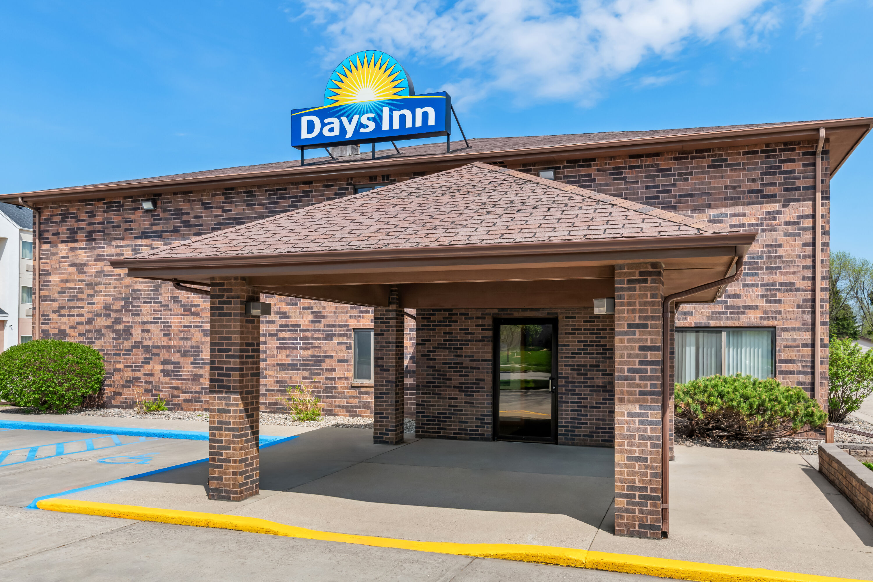 Exterior Day Image of Days Inn by Wyndham Grand Forks Columbia Mall hotel in Grand Forks, North Dakota