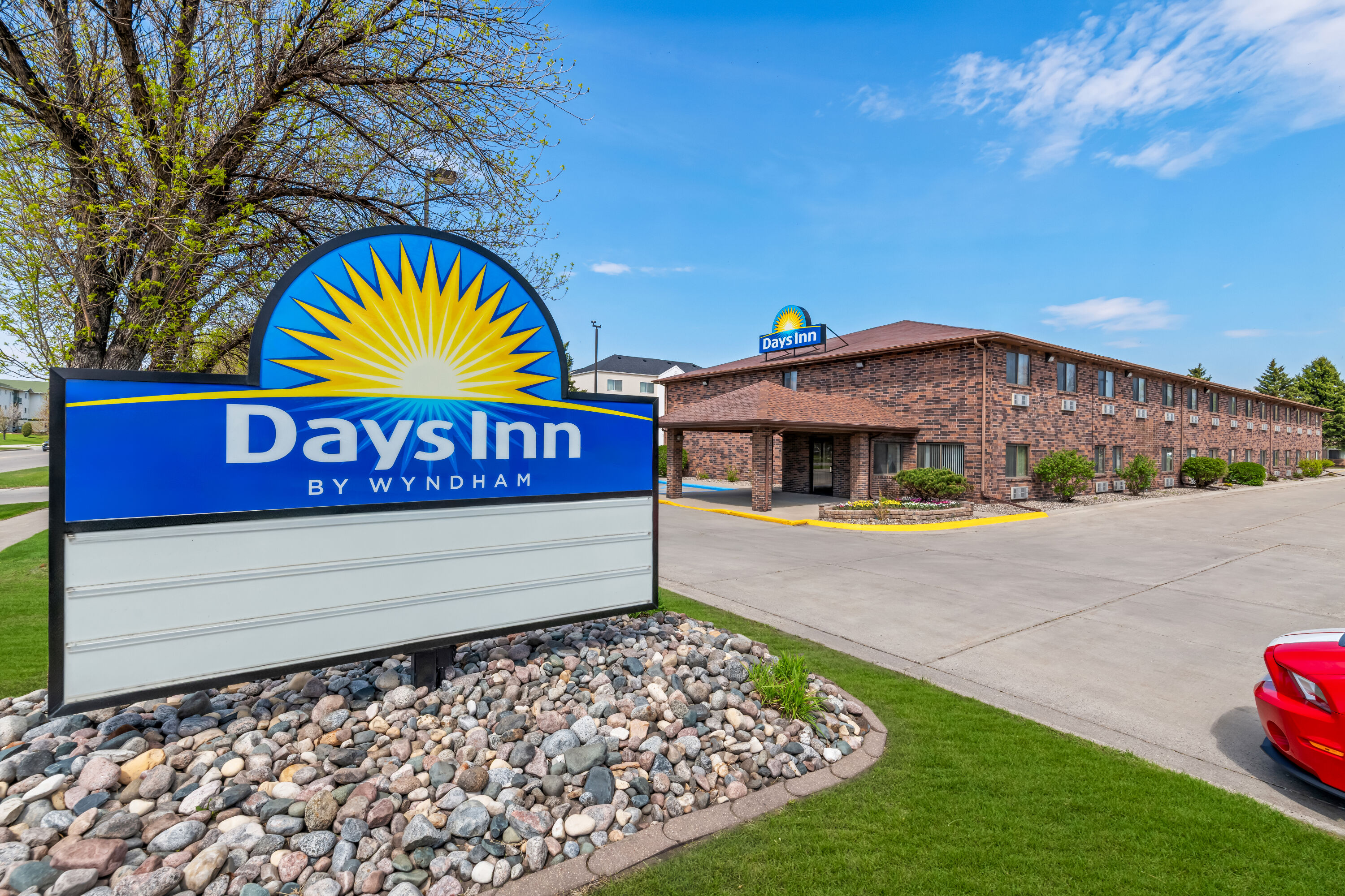 Exterior Day Image of Days Inn by Wyndham Grand Forks Columbia Mall hotel in Grand Forks, North Dakota