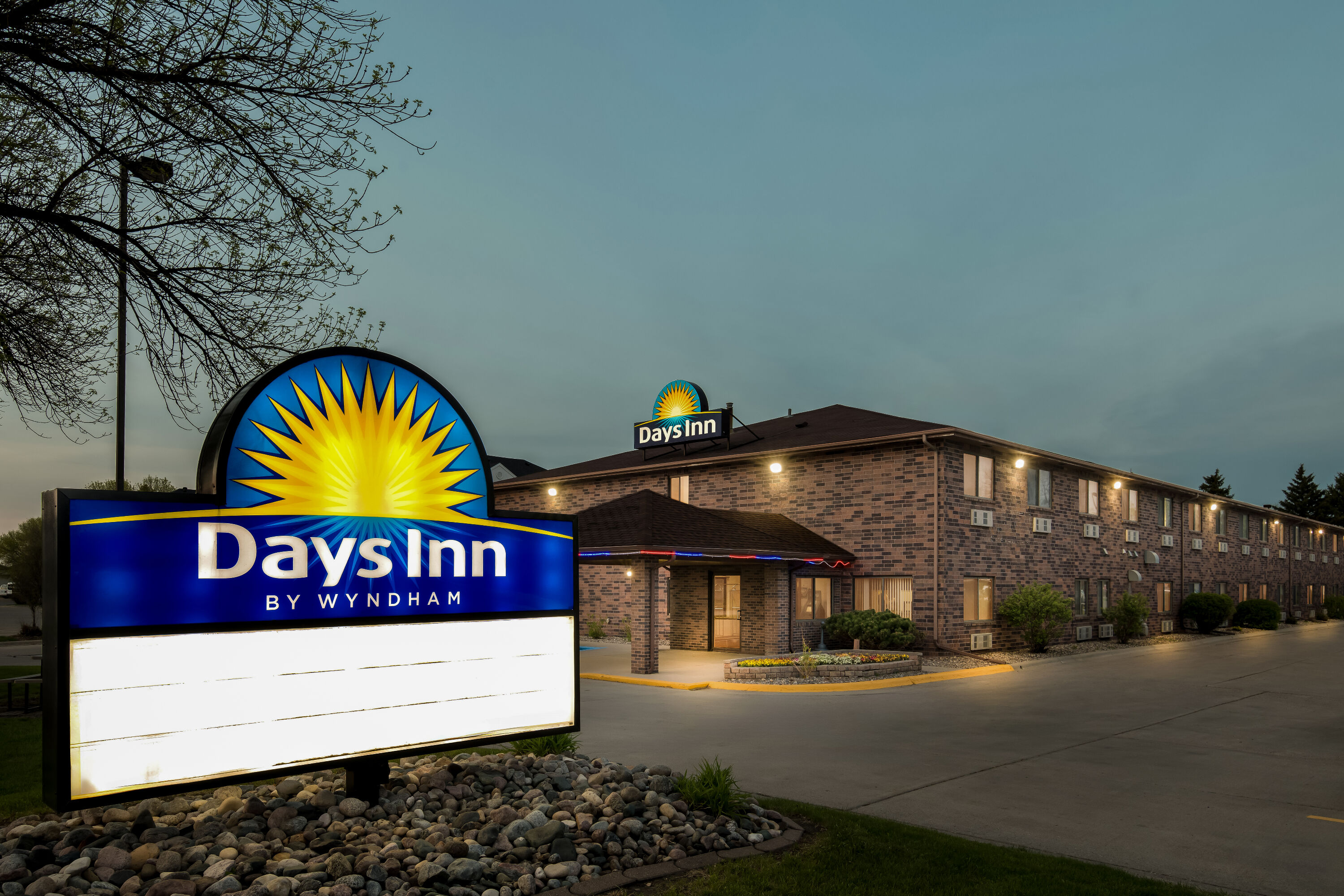 Exterior Night Image of Days Inn by Wyndham Grand Forks Columbia Mall hotel in Grand Forks, North Dakota