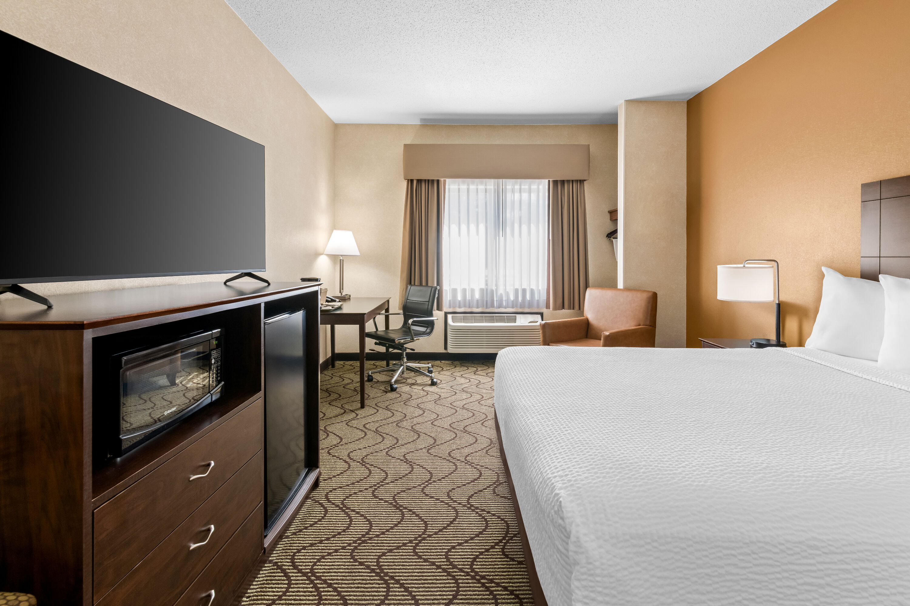 Queen bed guest room at the Days Inn by Wyndham Grand Forks Columbia Mall in Grand Forks, North Dakota