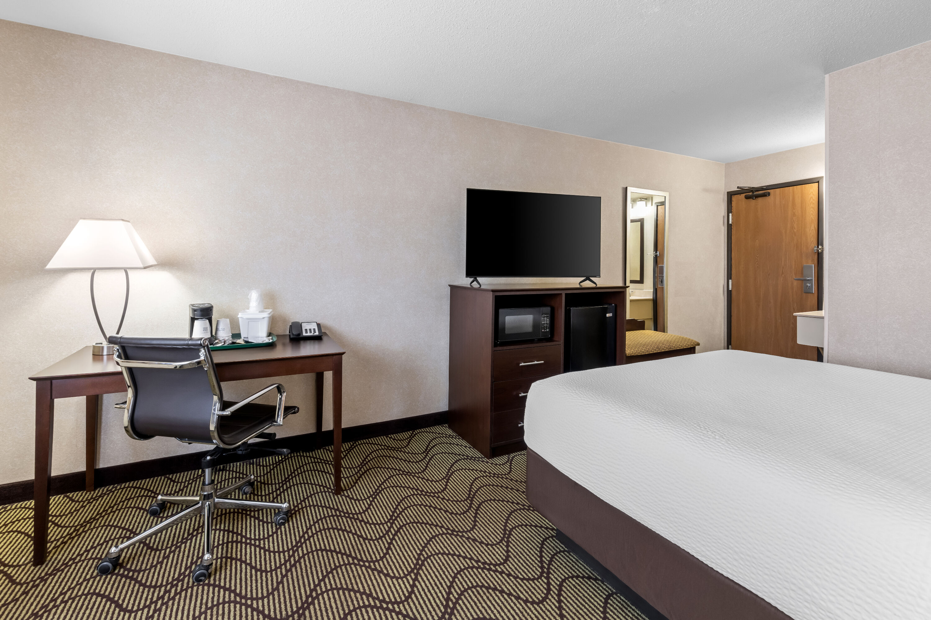 Queen bed guest room at the Days Inn by Wyndham Grand Forks Columbia Mall in Grand Forks, North Dakota