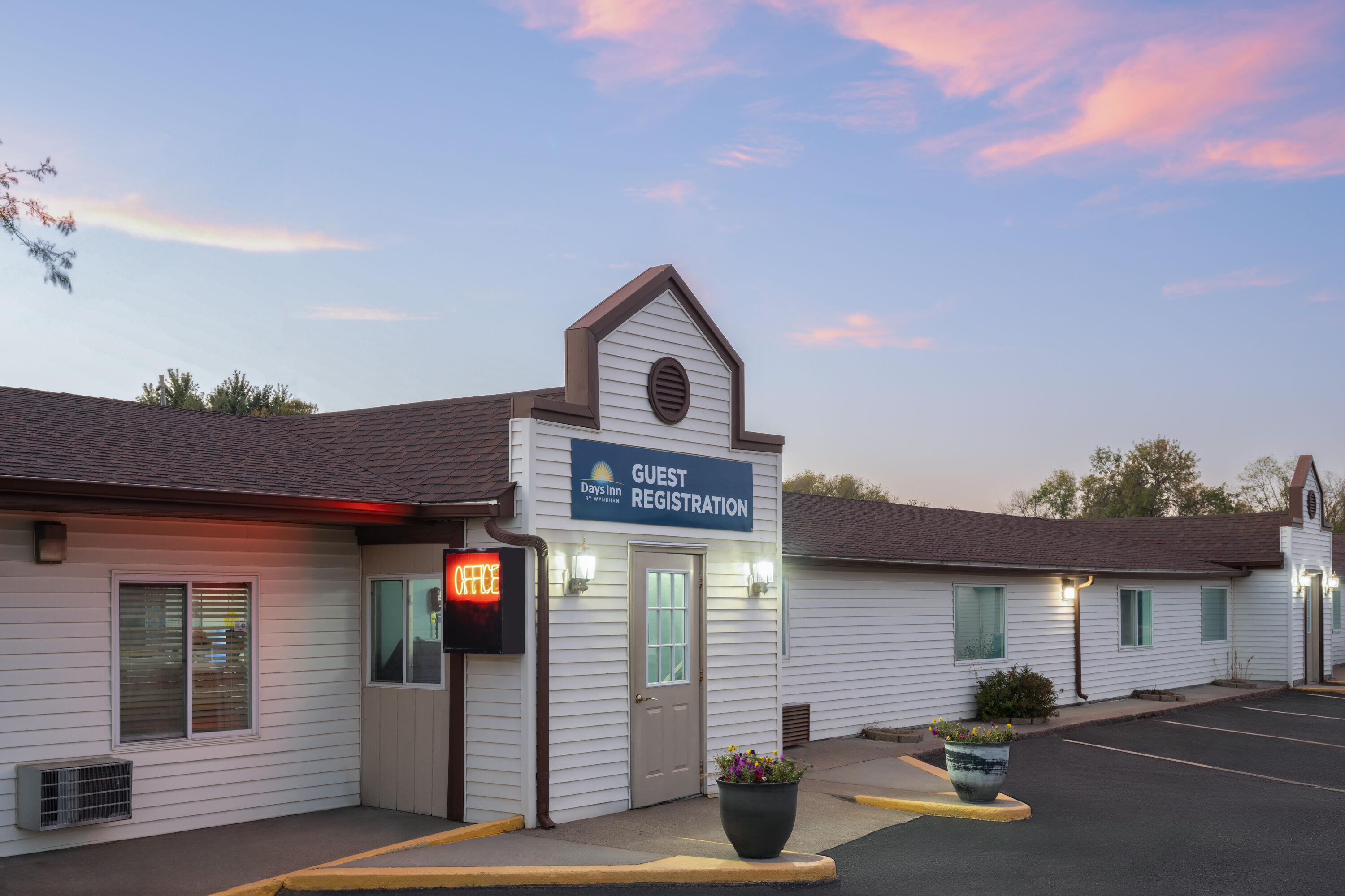 Exterior Dusk Image of Days Inn by Wyndham Jamestown hotel in Jamestown, North Dakota