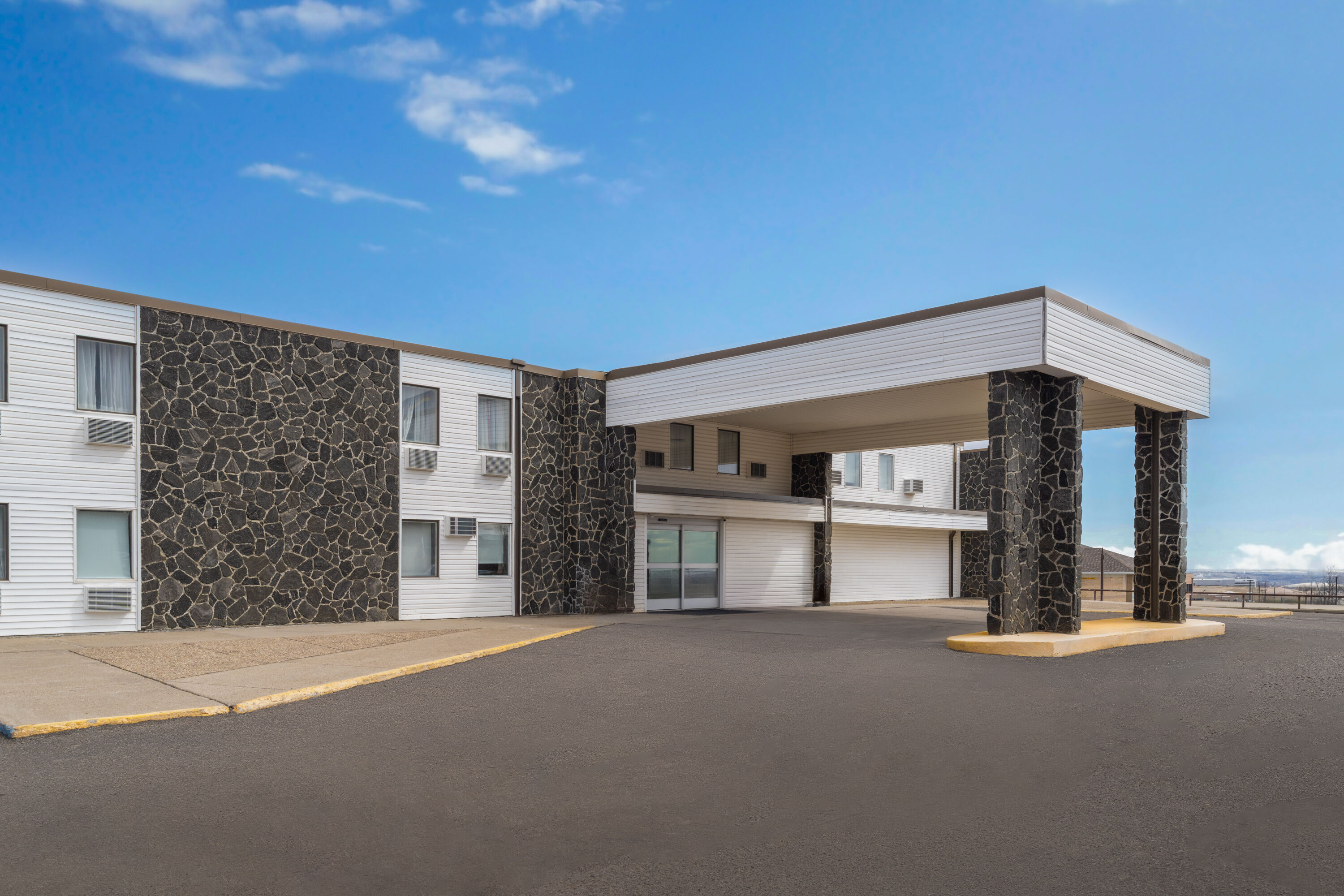 Exterior Day Image of Days Inn by Wyndham Mandan Bismarck Area hotel in Mandan, North Dakota