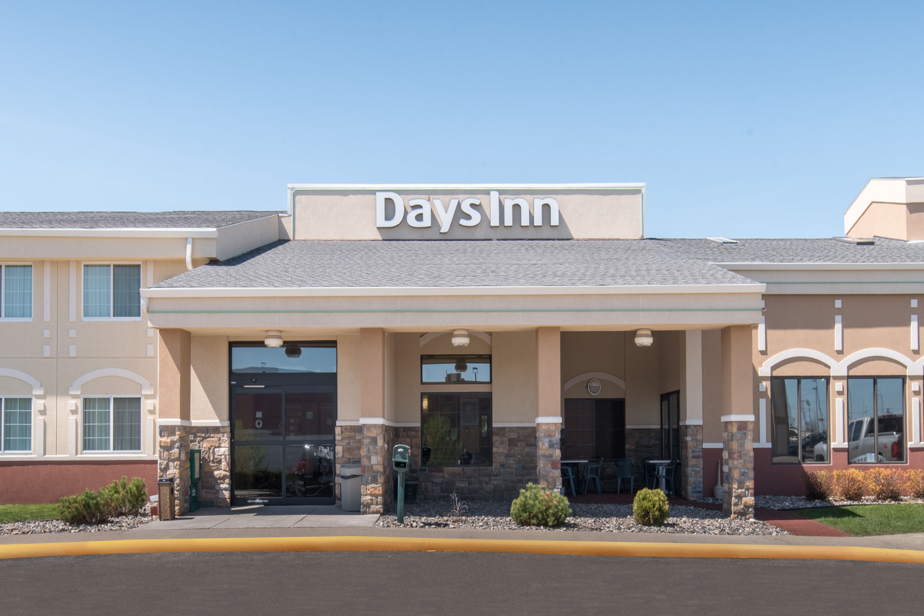 Exterior Day Image of Days Inn by Wyndham Minot hotel in Minot, North Dakota