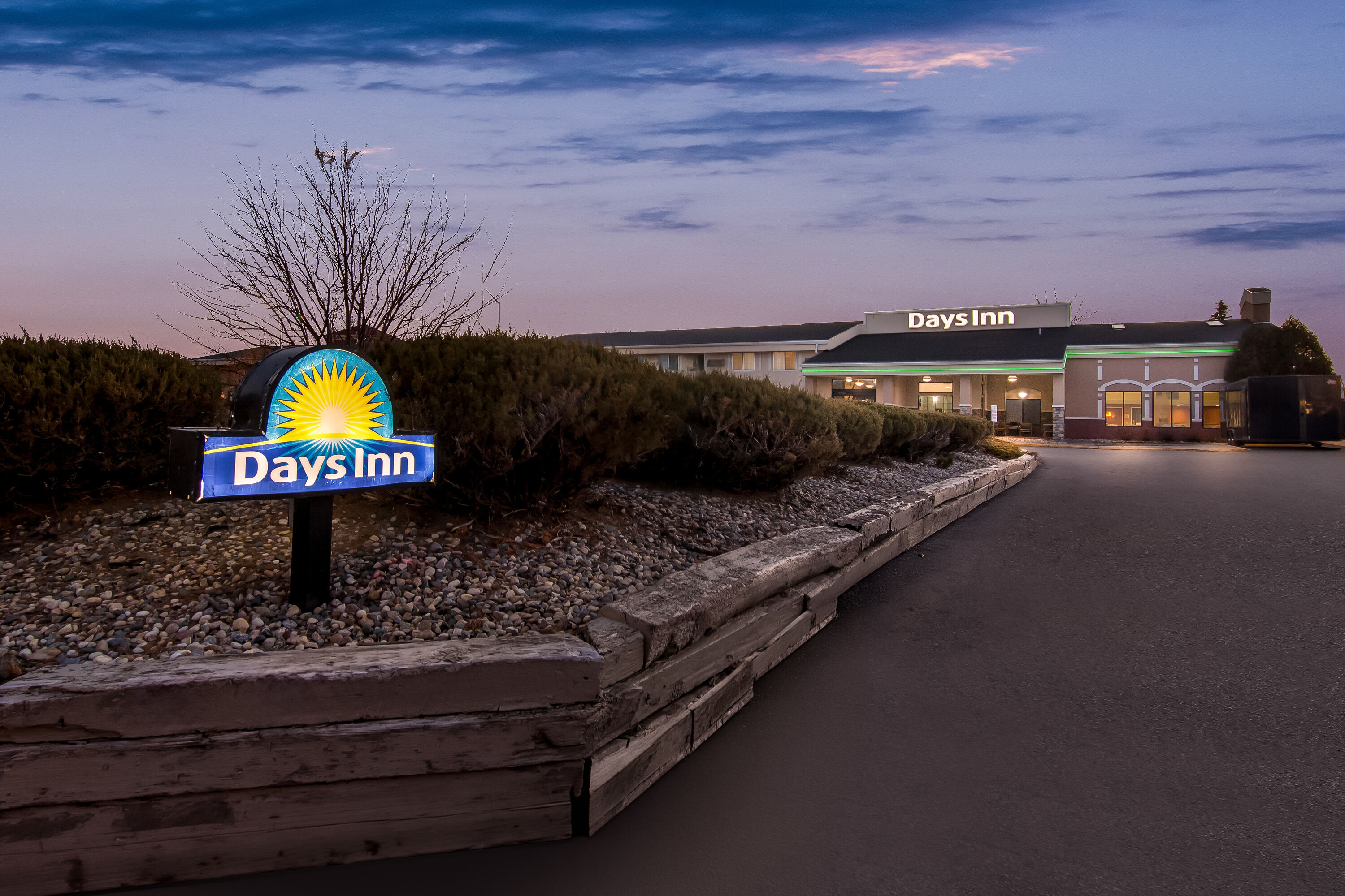 Exterior Night Image of Days Inn by Wyndham Minot hotel in Minot, North Dakota