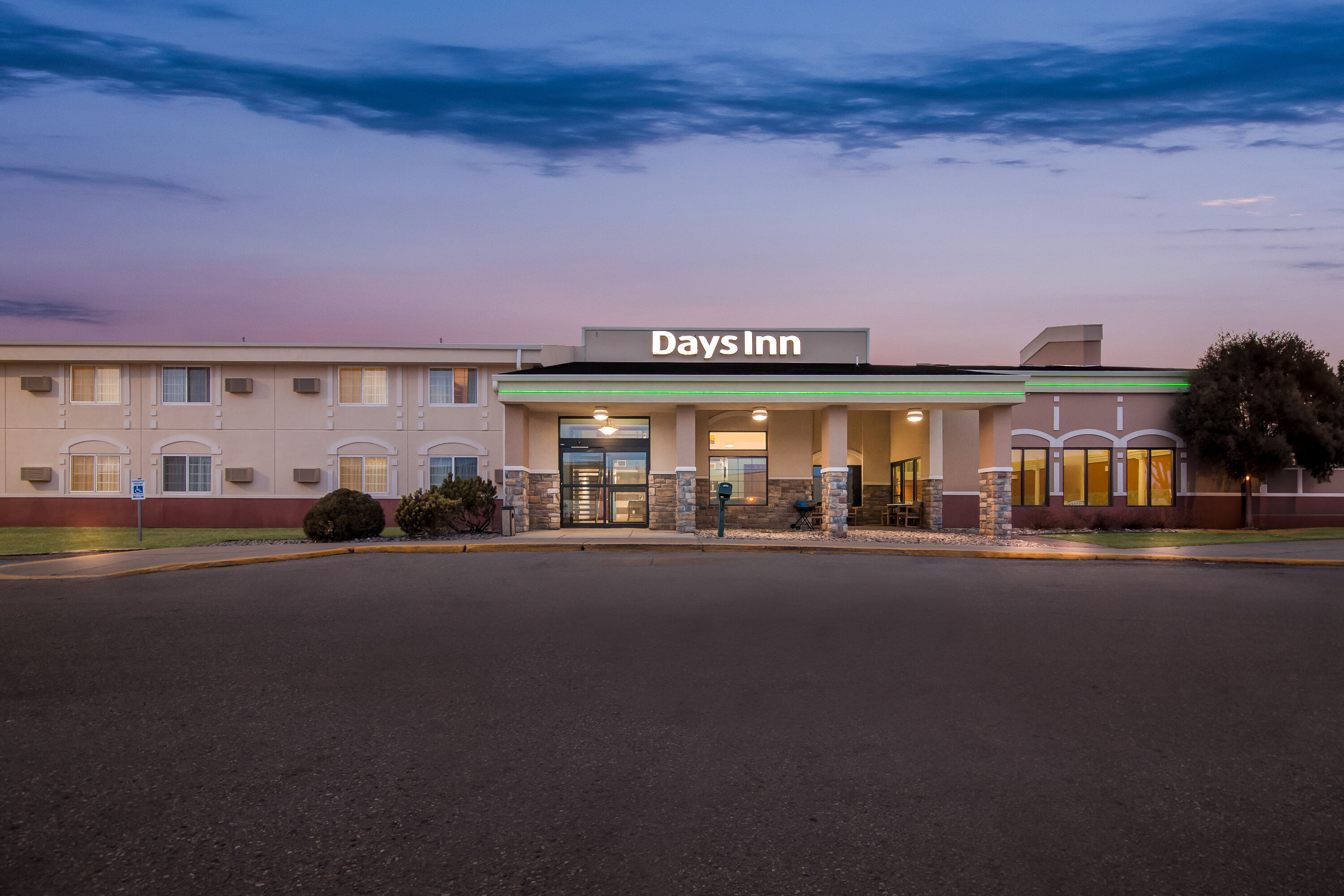 Exterior Night Image of Days Inn by Wyndham Minot hotel in Minot, North Dakota