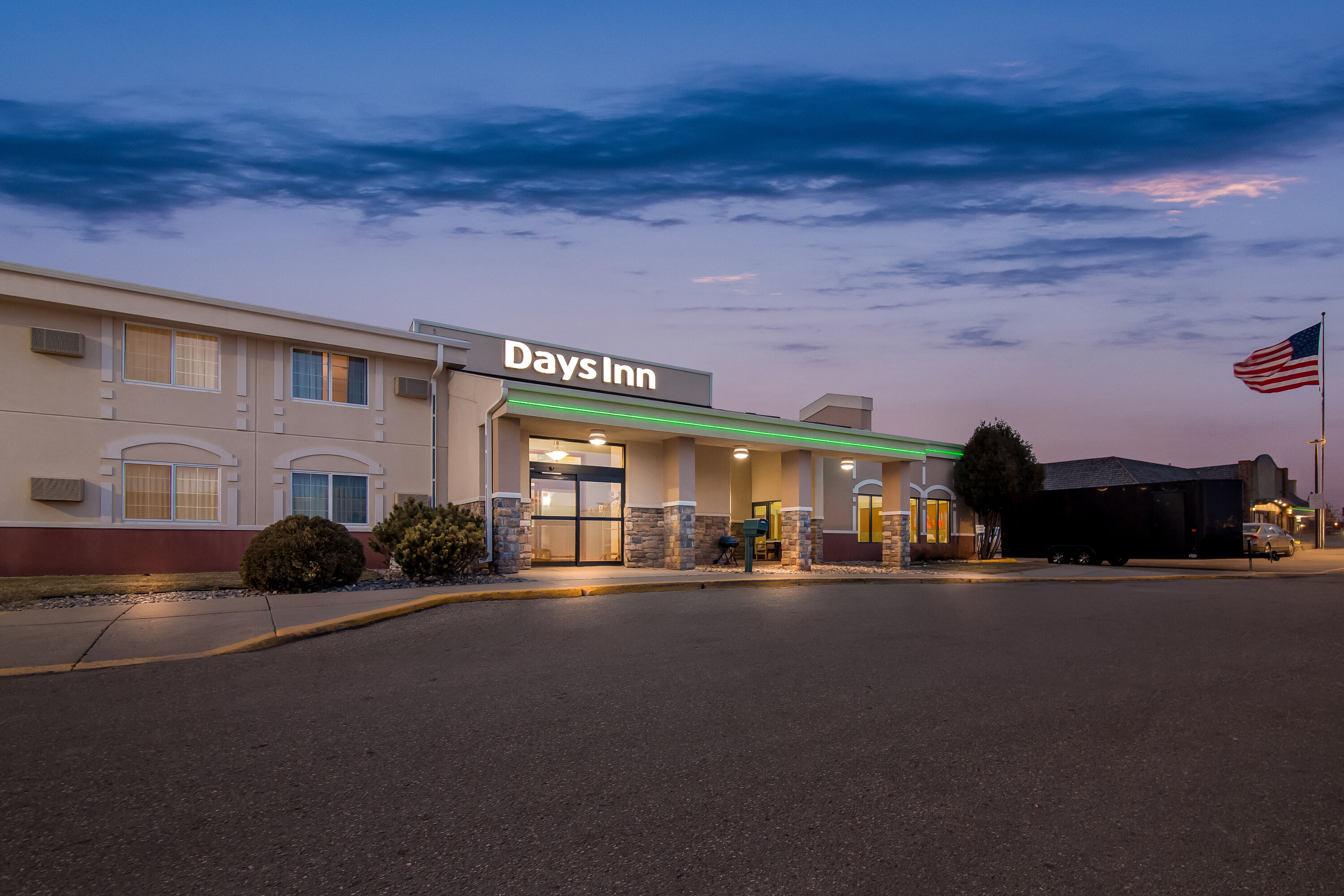 Exterior Night Image of Days Inn by Wyndham Minot hotel in Minot, North Dakota