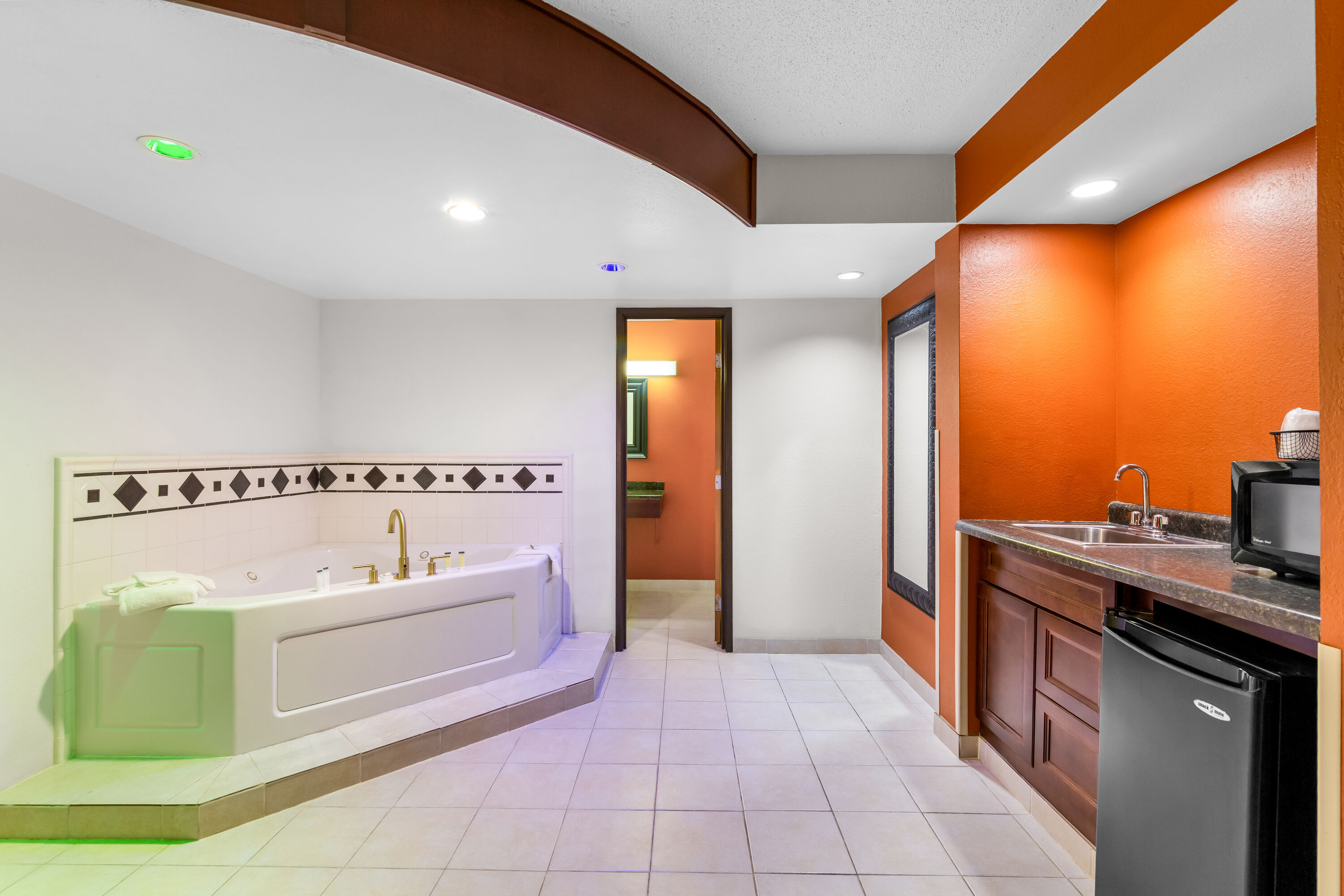 Days Inn by Wyndham Minot hot tub suite in Minot, North Dakota