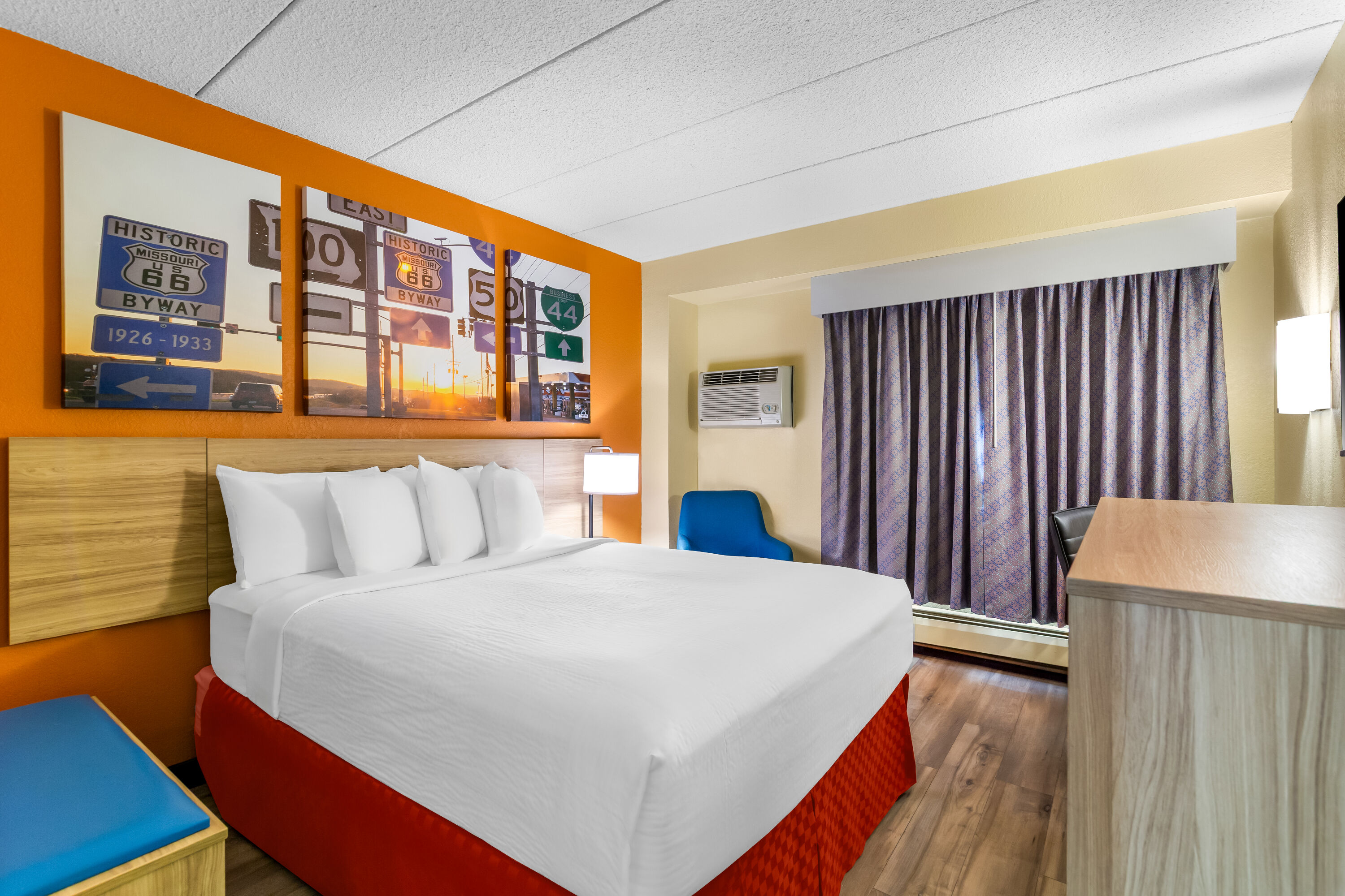 Queen bed guest room at the Days Inn by Wyndham Minot in Minot, North Dakota
