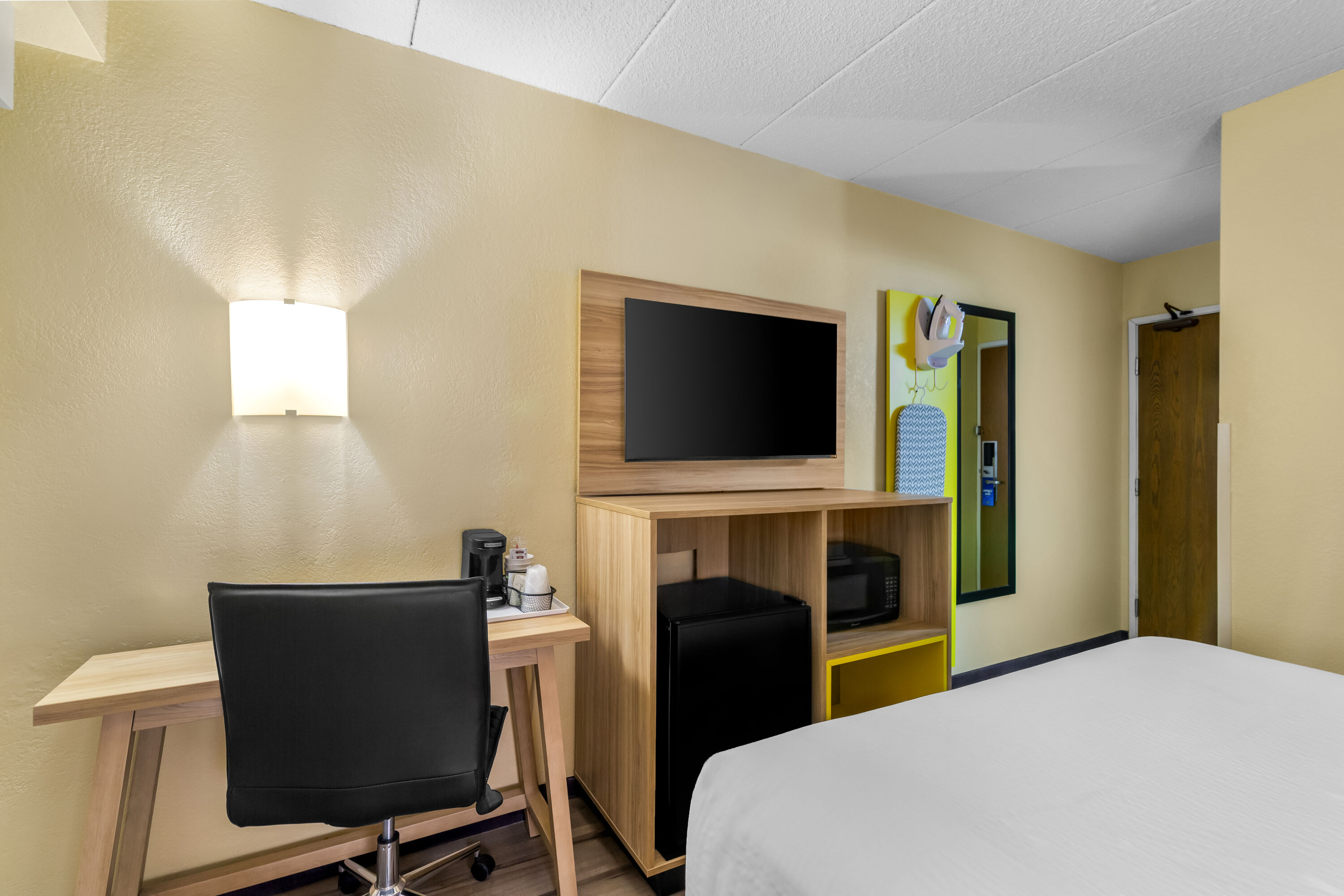 Queen bed guest room at the Days Inn by Wyndham Minot in Minot, North Dakota