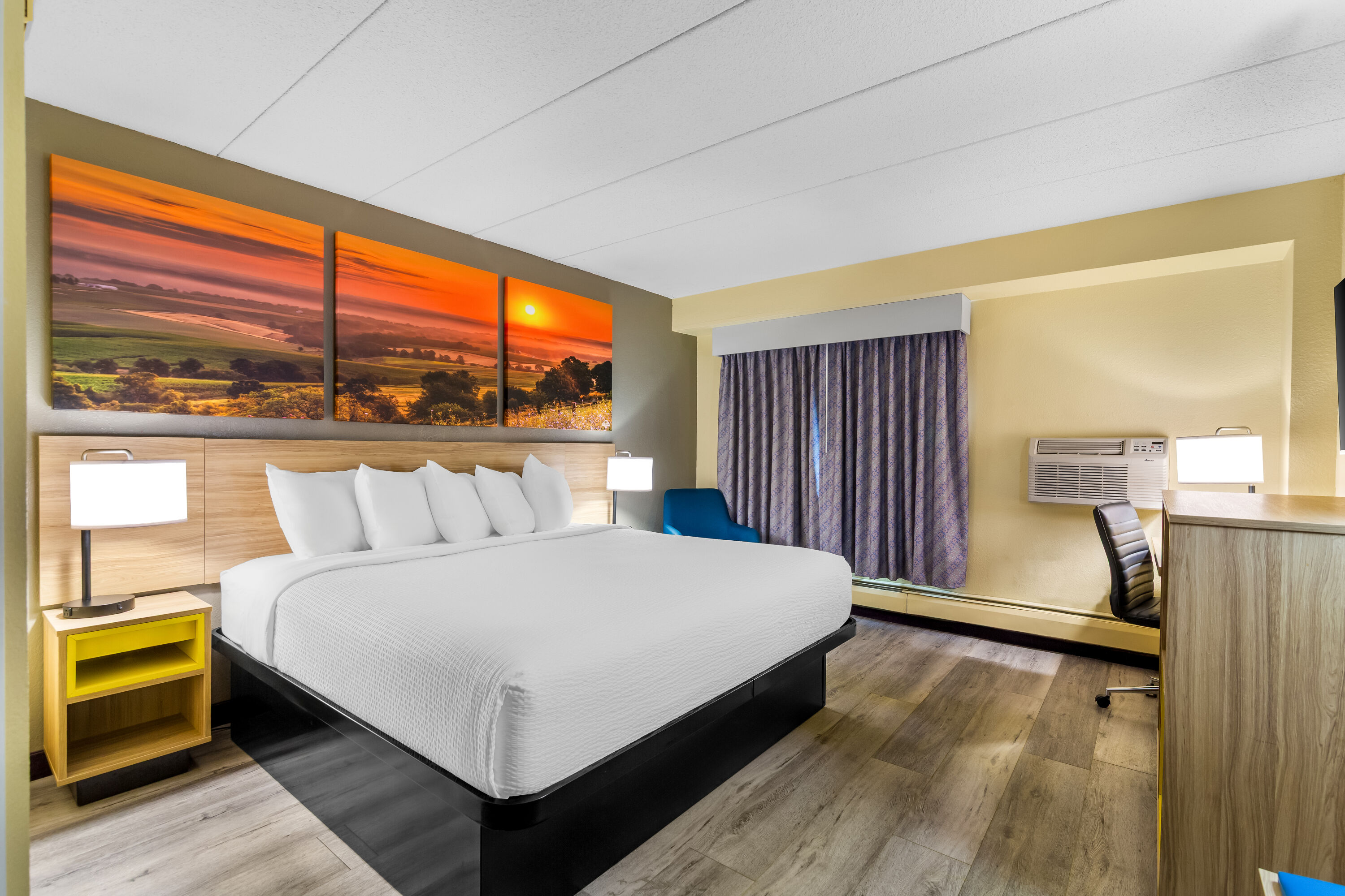 Queen bed guest room at the Days Inn by Wyndham Minot in Minot, North Dakota