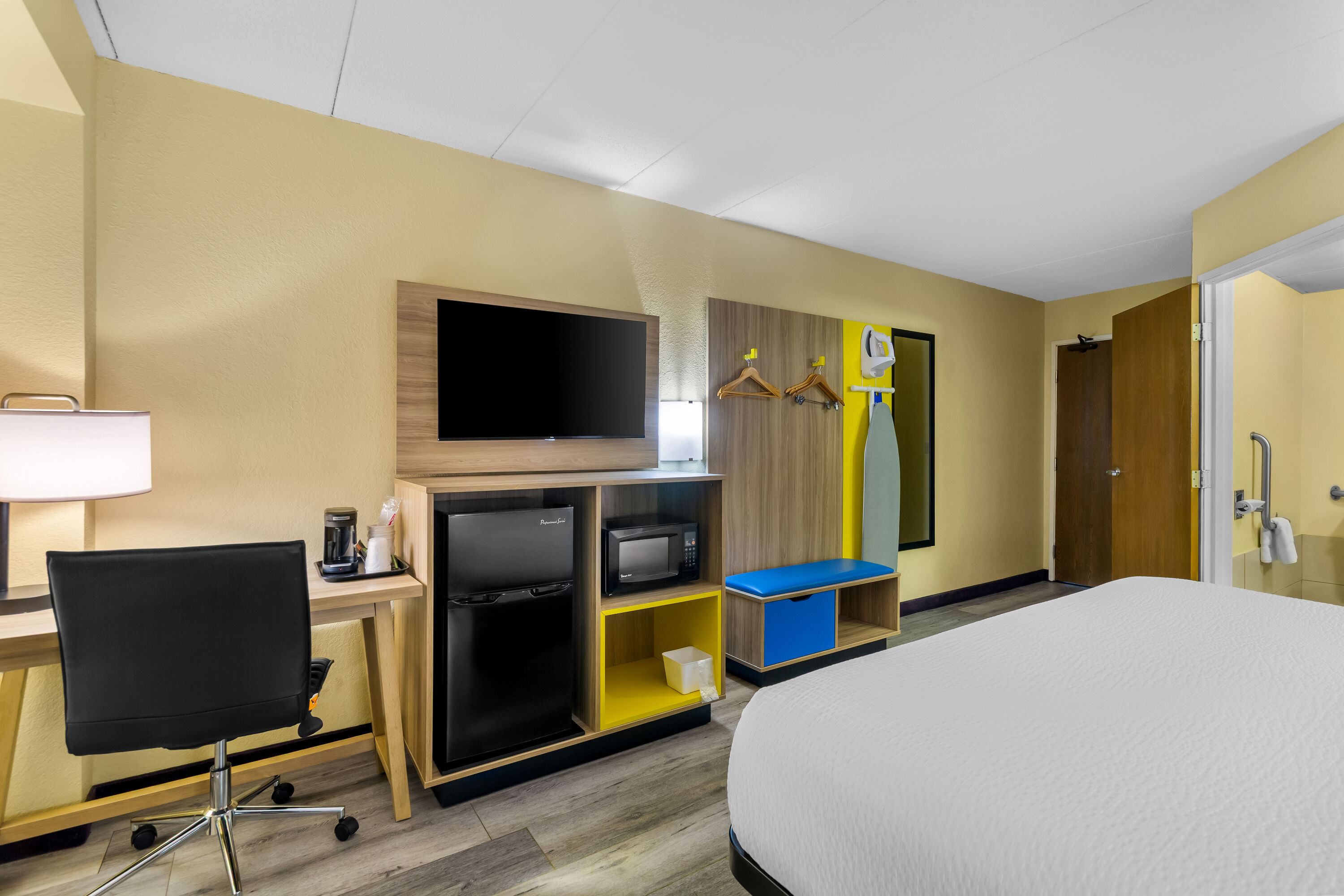 Queen bed guest room at the Days Inn by Wyndham Minot in Minot, North Dakota