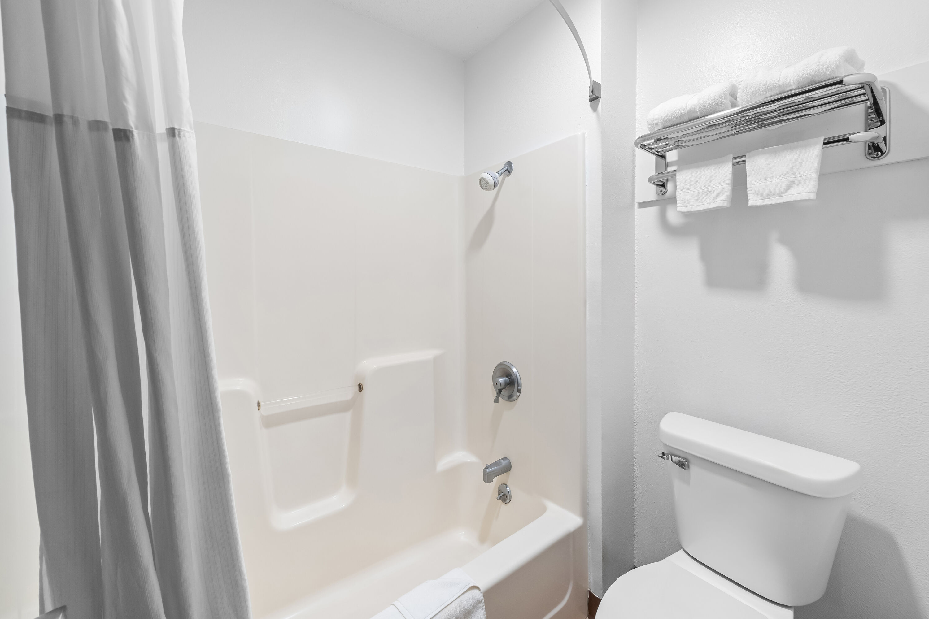 Guest room bath at the Days Inn by Wyndham York in York, Nebraska